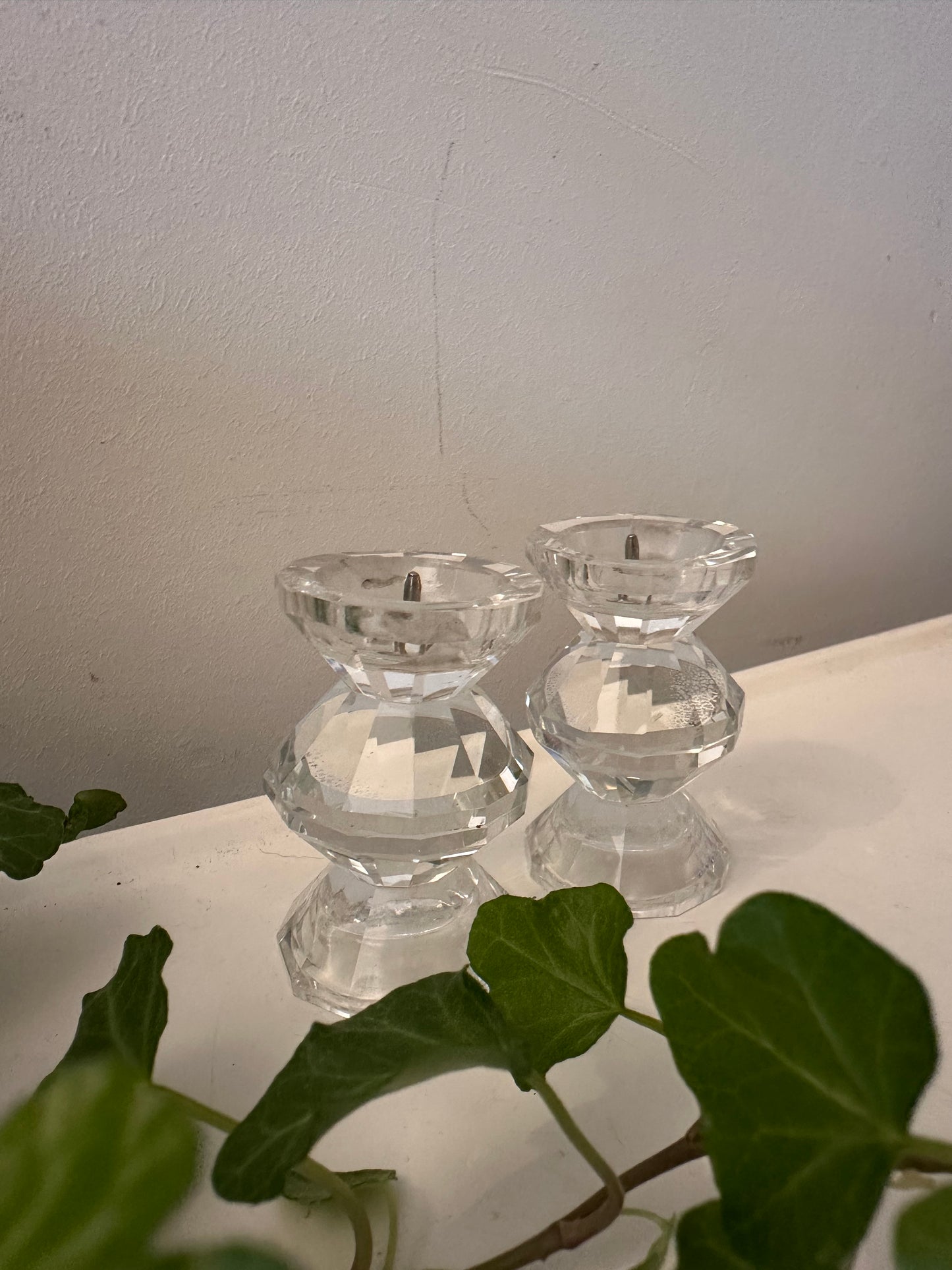 Twee kleine kristallen kandelaars