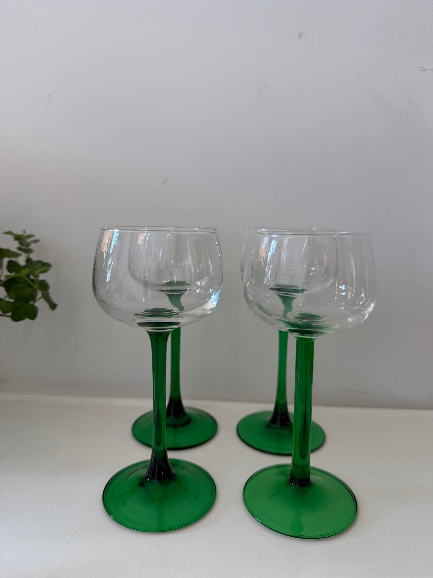 Set van 4 glazen op groene steel jaren 70