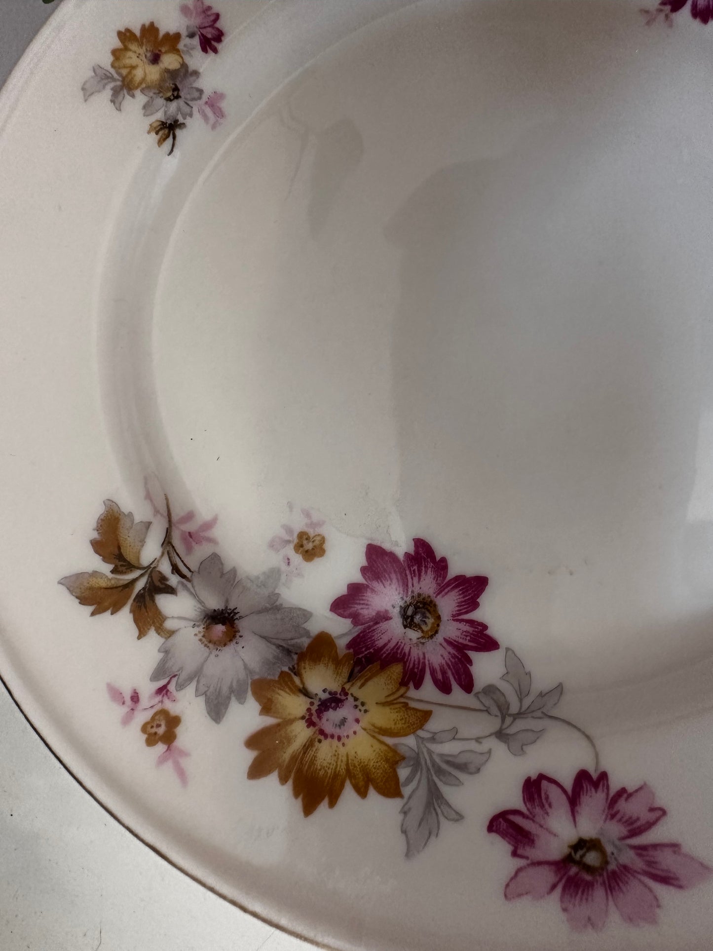 Porseleinen bordjes met bloemetjes