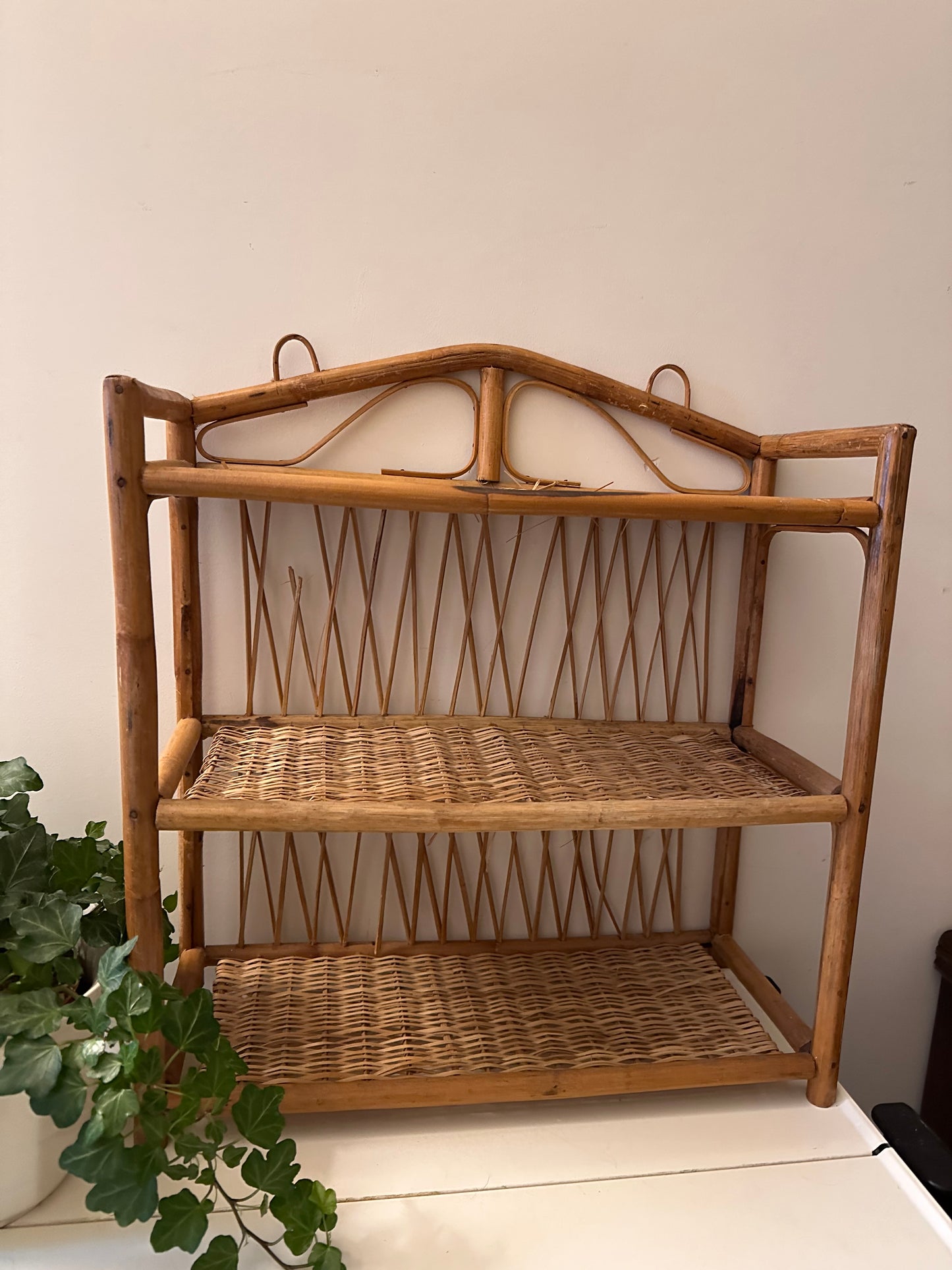 Rotan wandrek met 3 legplanken