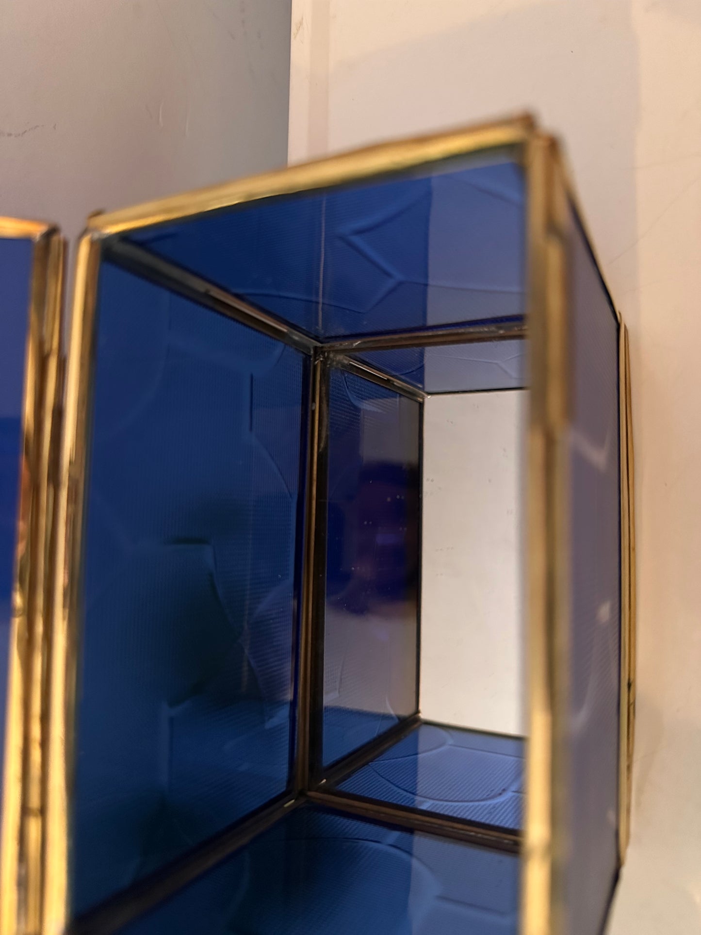 Bewaardoosje met blauw glas en messing randen