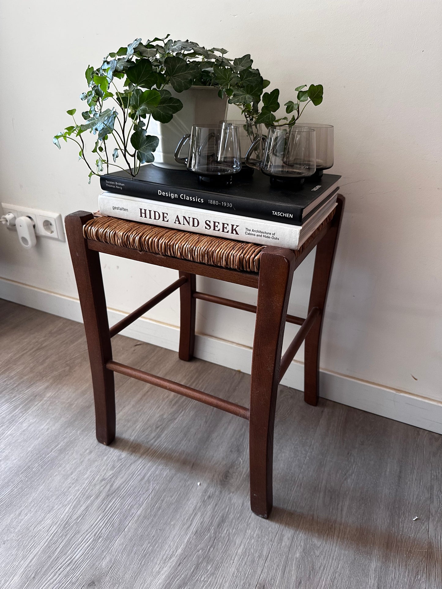 Krukje met rieten zitting