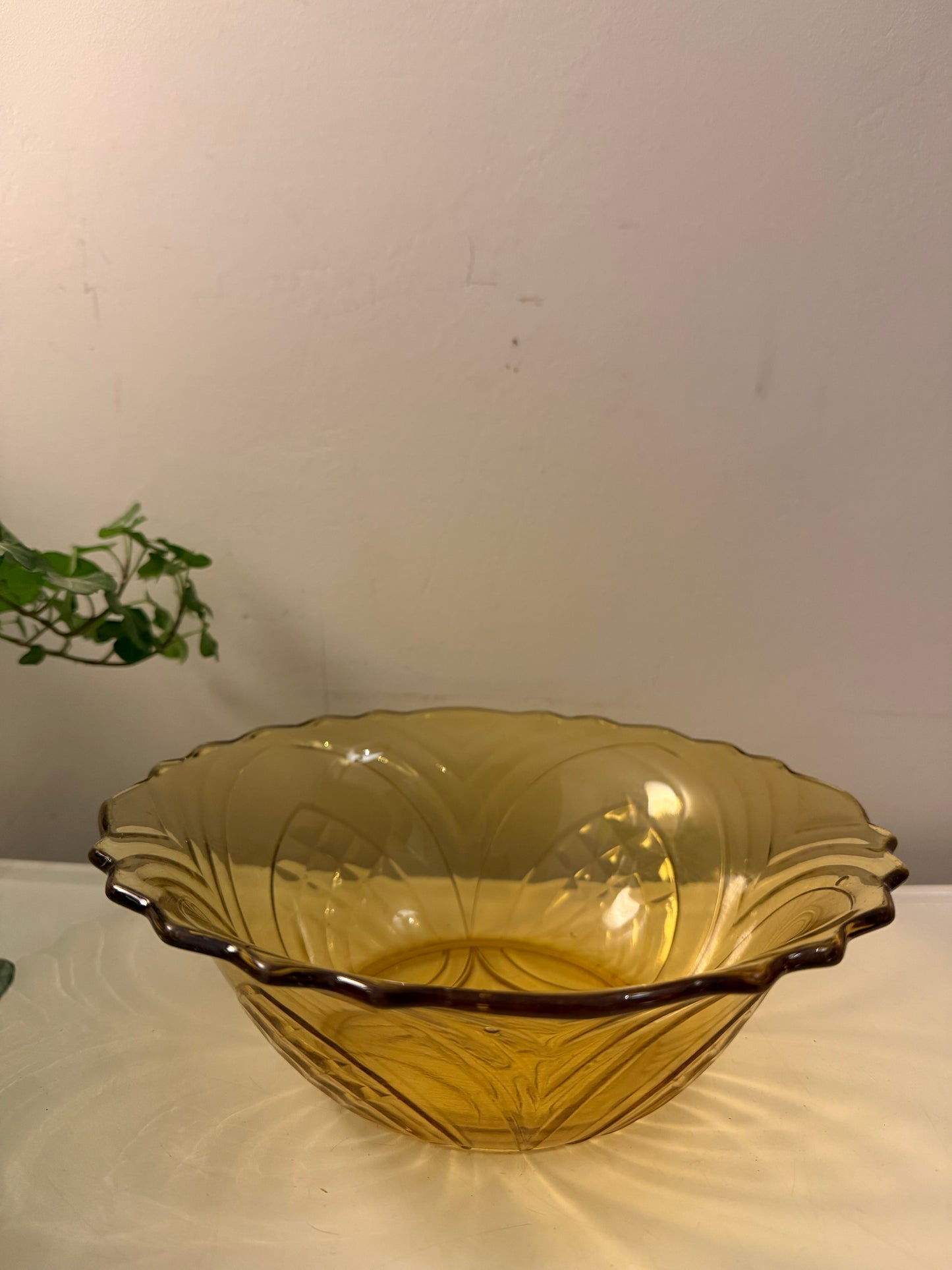 Persglazen art deco schaal geel