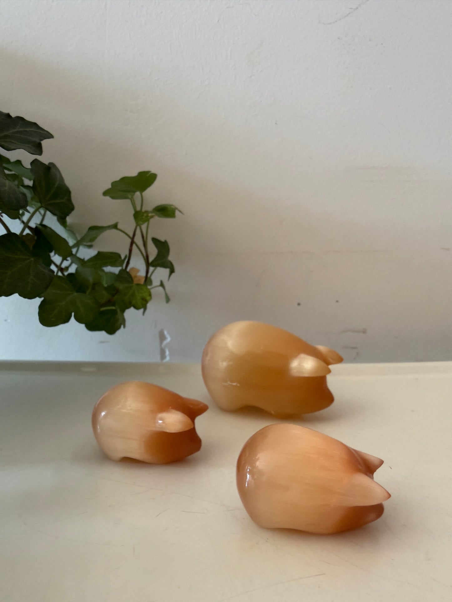 Set van 3 natuurstenen varkentjes