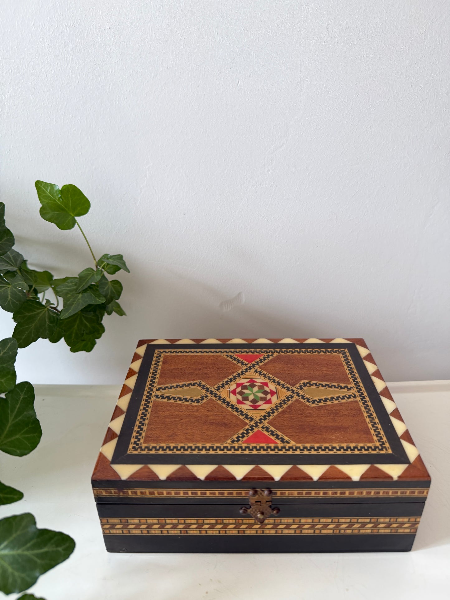 Houten bewaardoosje met ingelegd motief