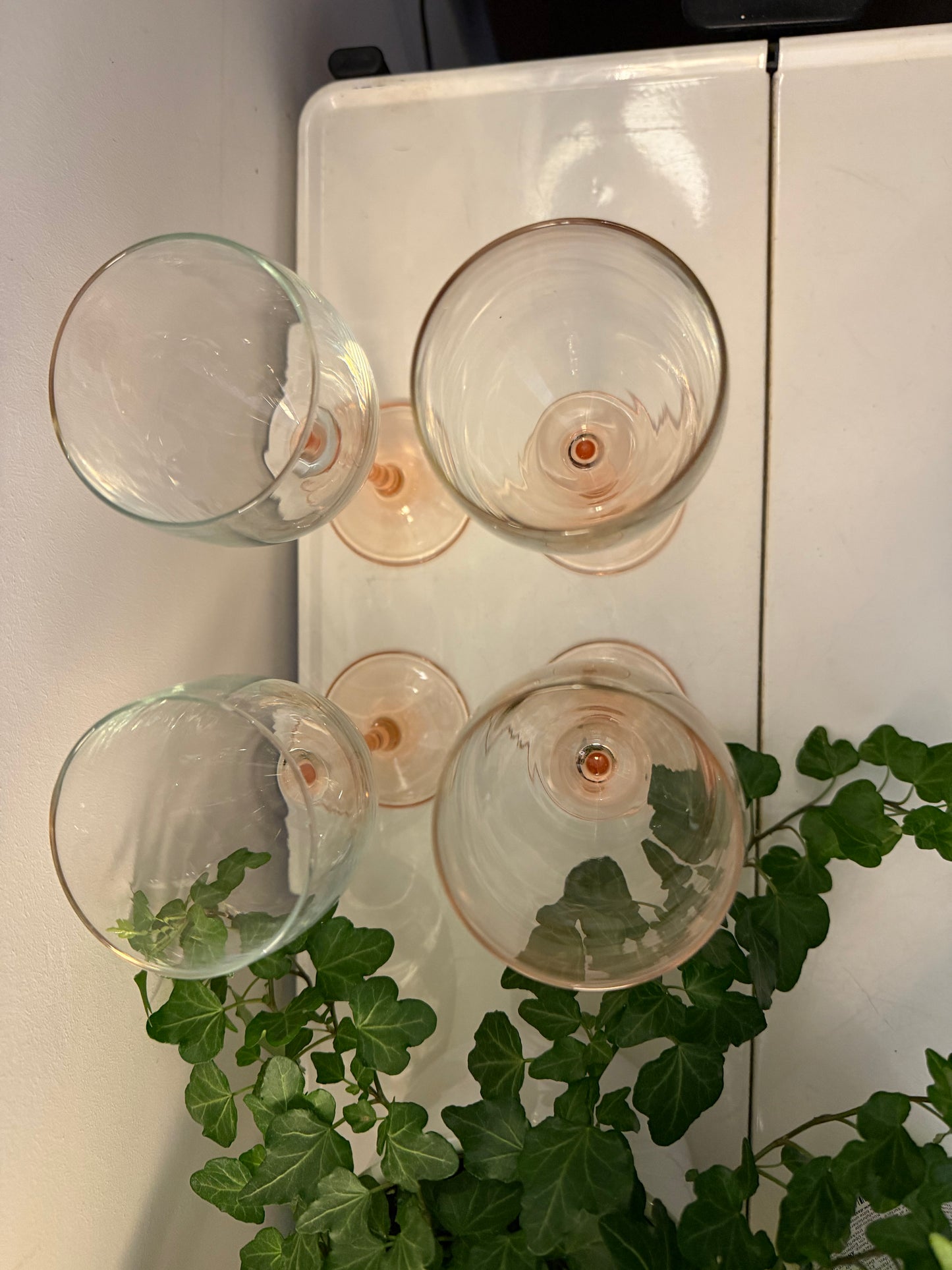 Set van 4 wijnglazen op roze oranje voet