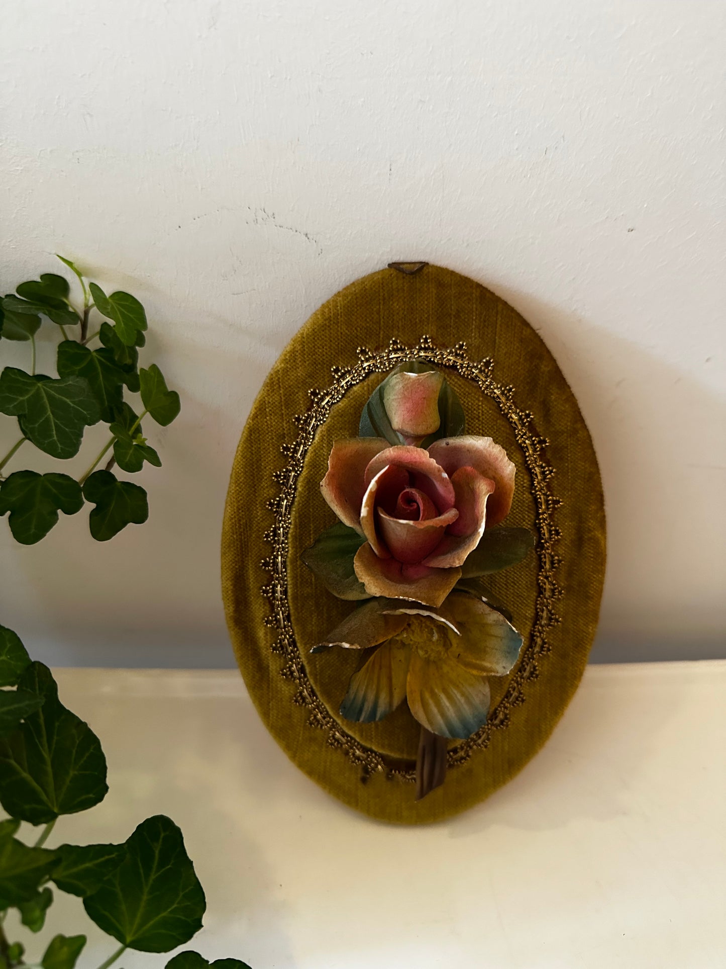 Wanddecoratie met keramieken bloem