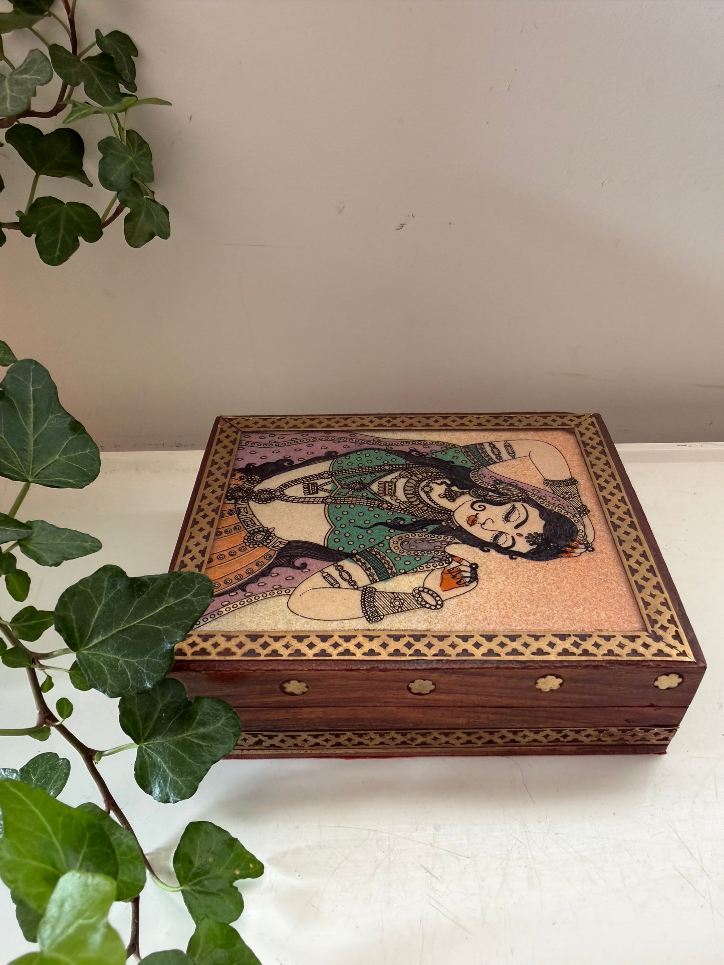 Vintage bewaardoosje met afbeelding en messing details