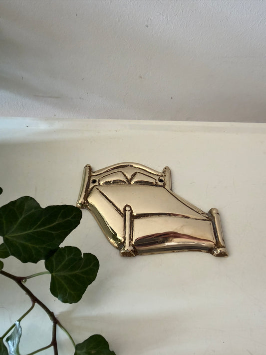 Messing deurornament voor de slaapkamer