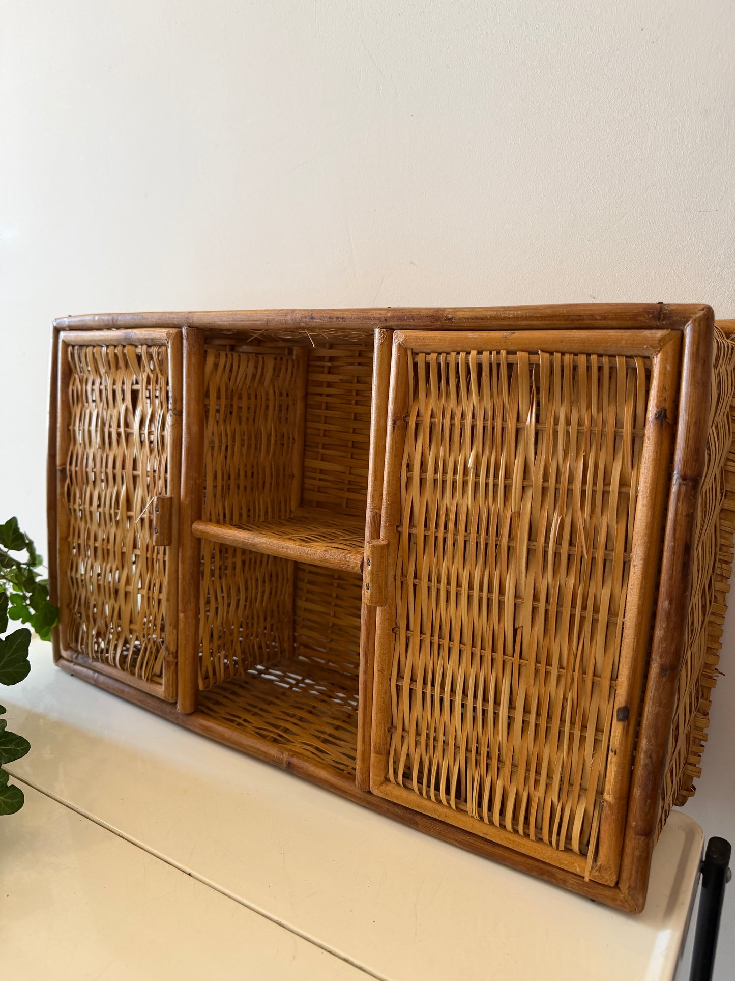 Rotan kastje met deurtjes