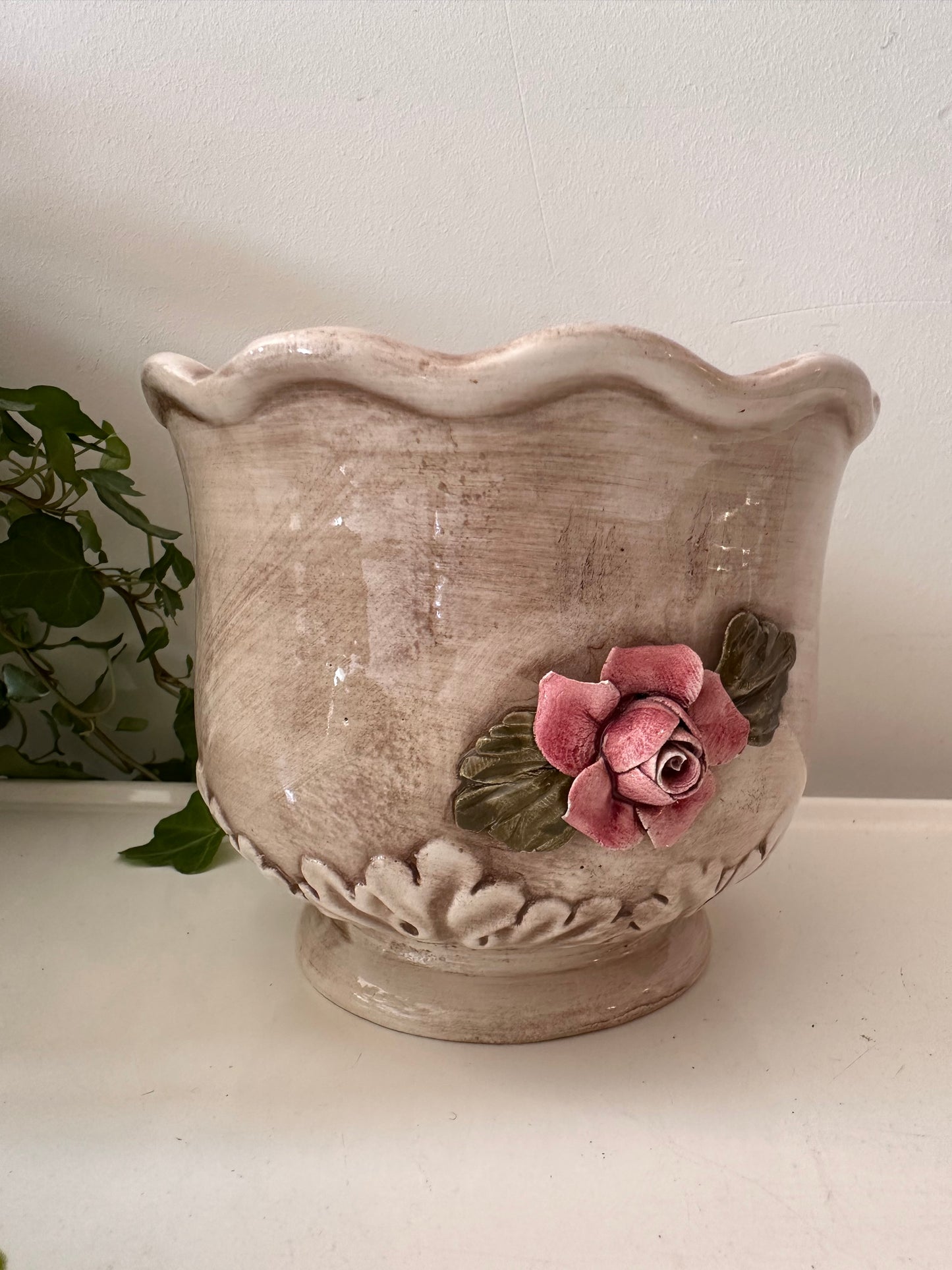 Bloempot brocante met roosjes