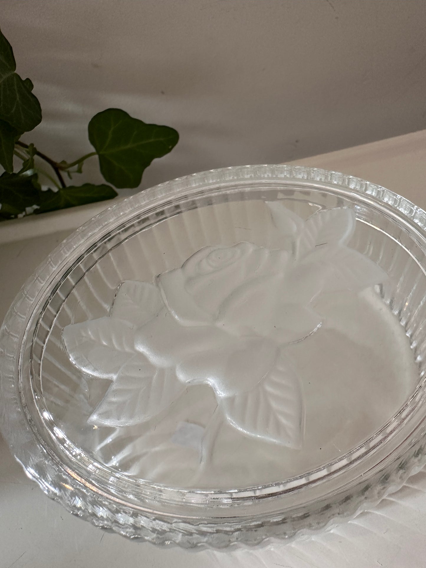 Glazen bewaardoosje met rozendeksel