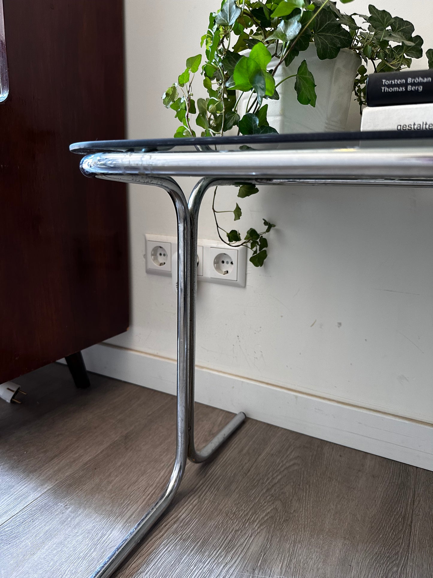 Bijzettafel in Bauhaus stijl met rookglas