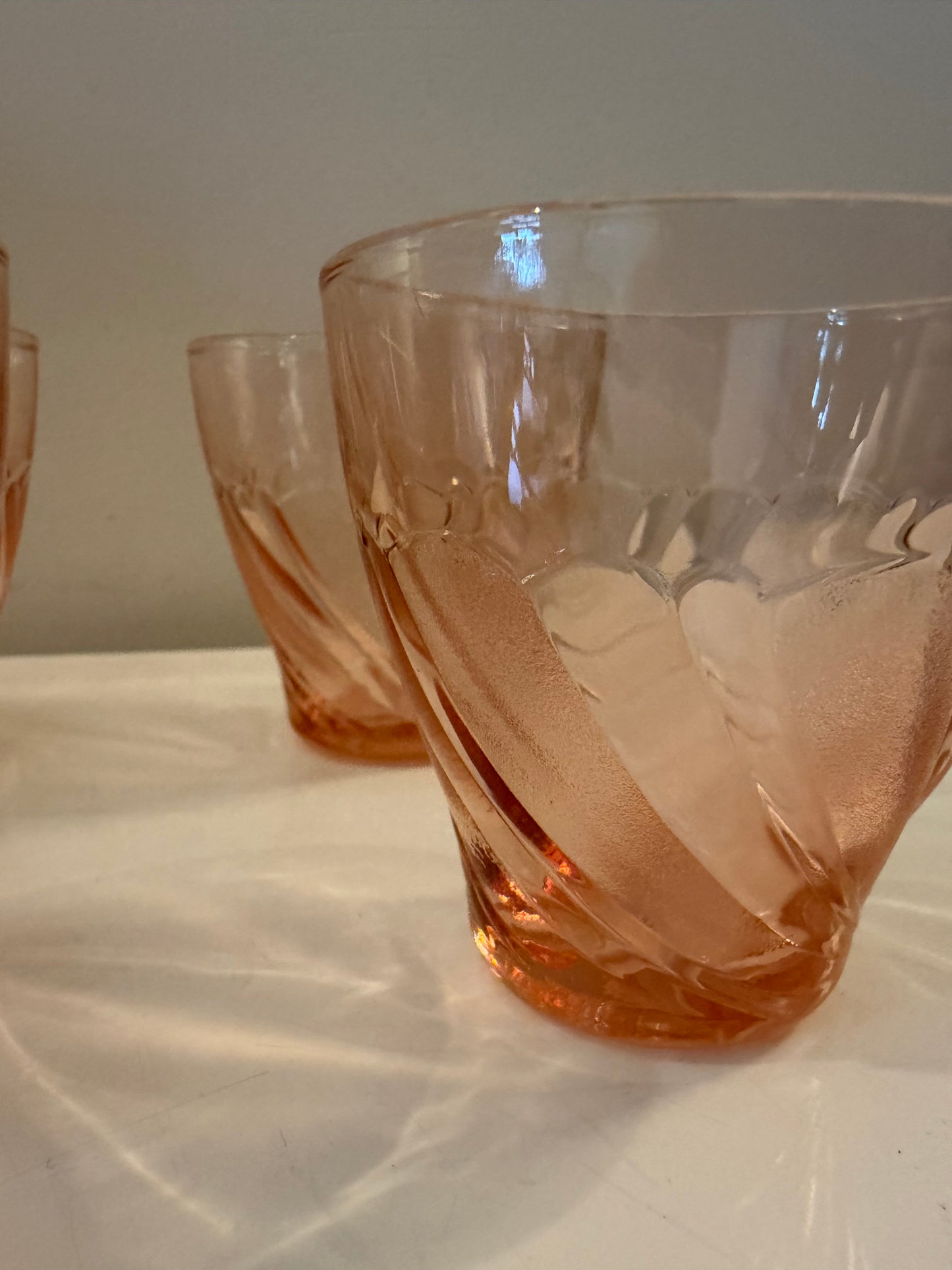4 Glaasjes Art Deco pers glas