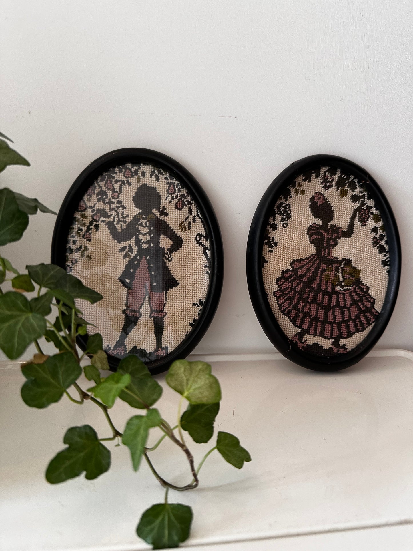 Twee vintage borduurwerkjes in lijstje