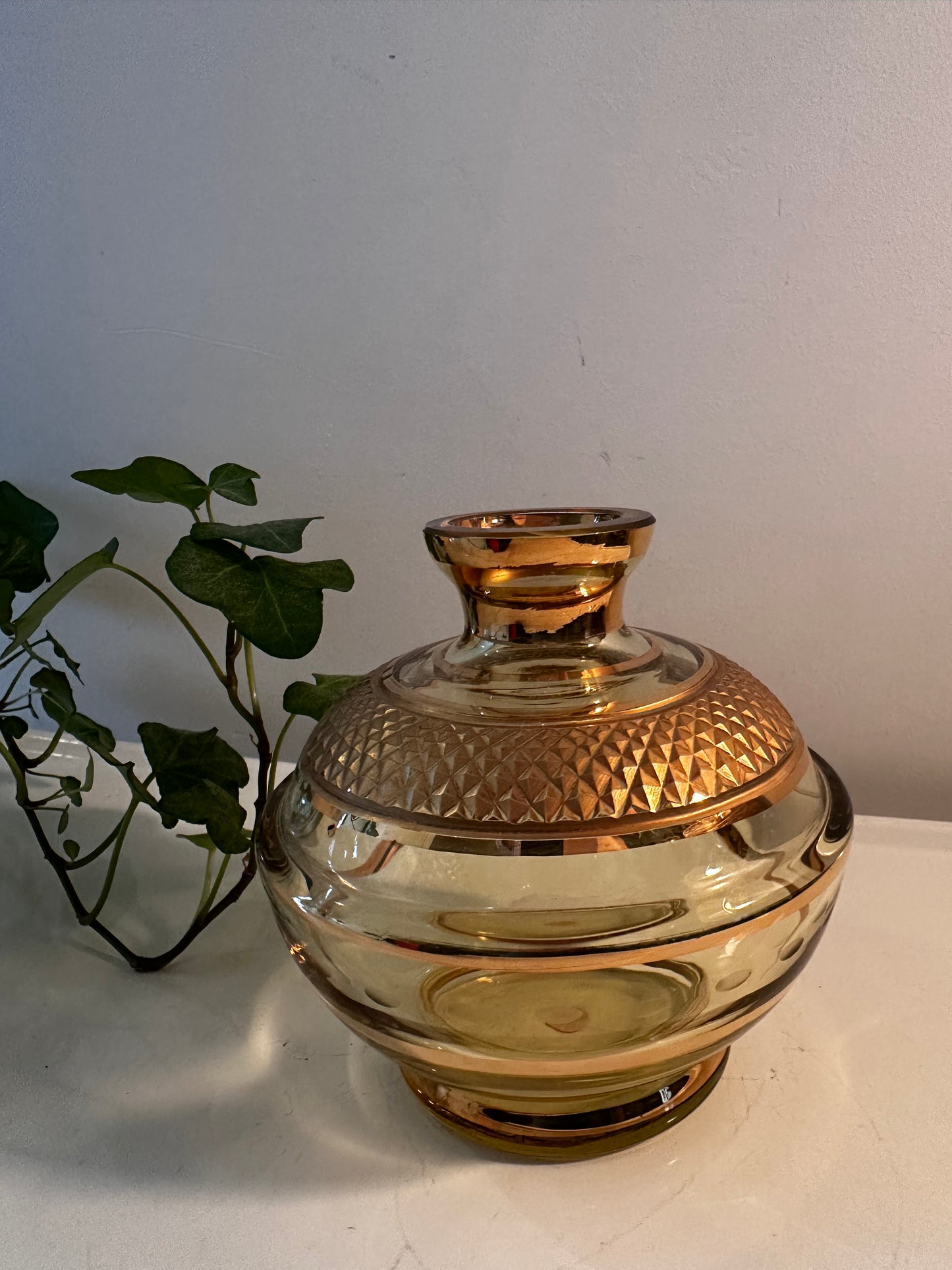 Vintage glazen vaasje met goudkleurig design