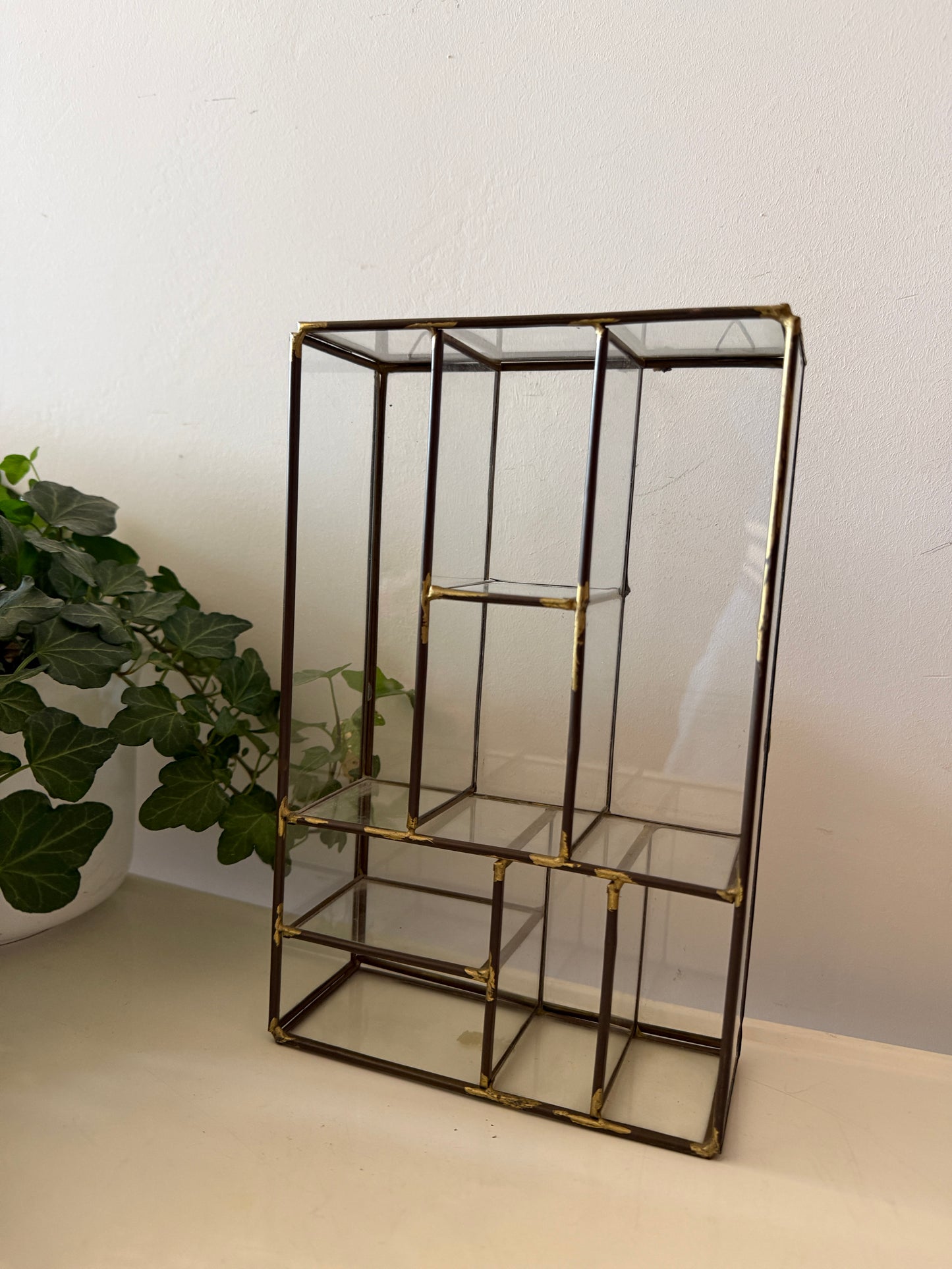 Wand vitrine kastje glas en messing