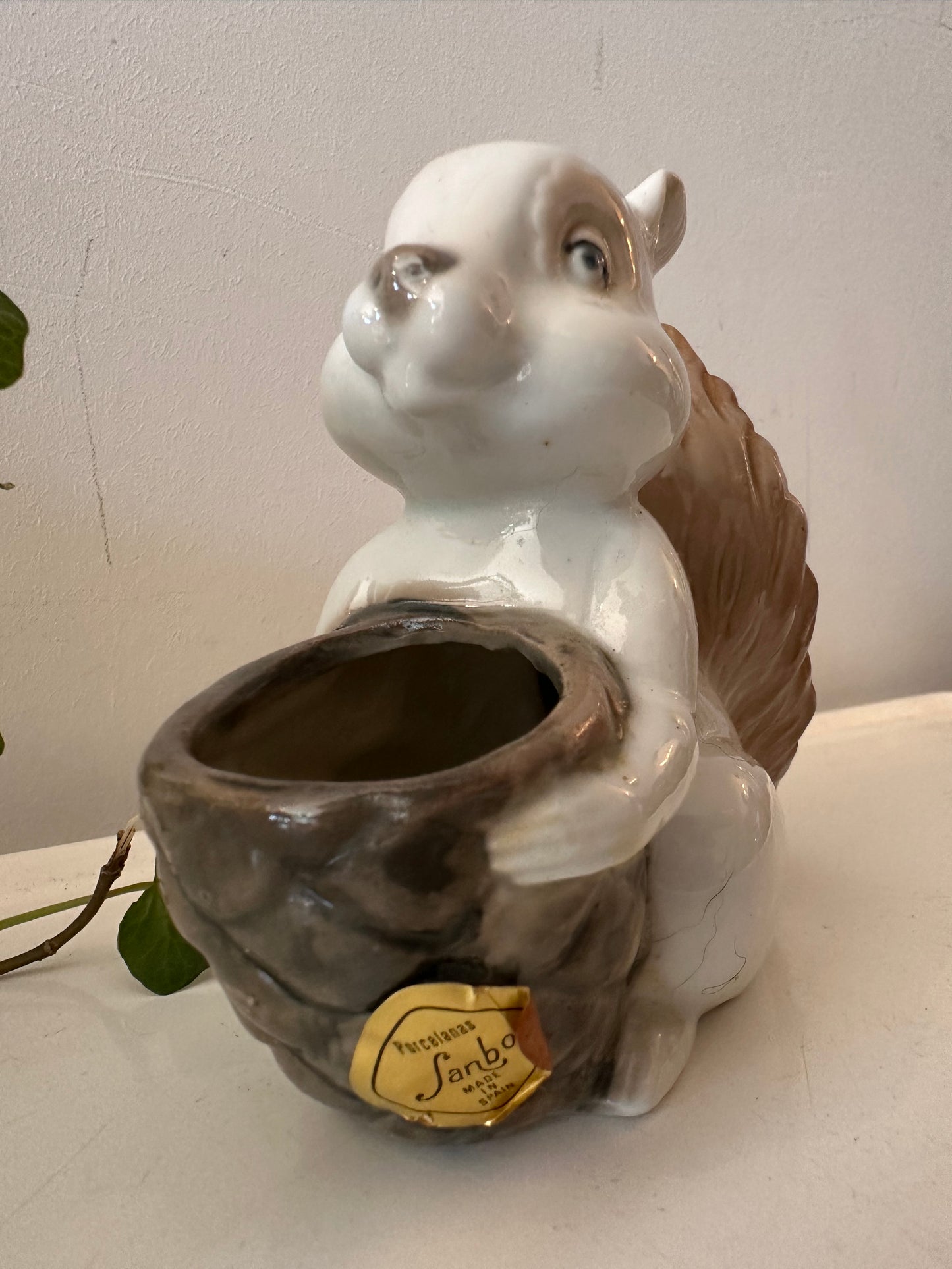 Porseleinen beeldje eekhoorn