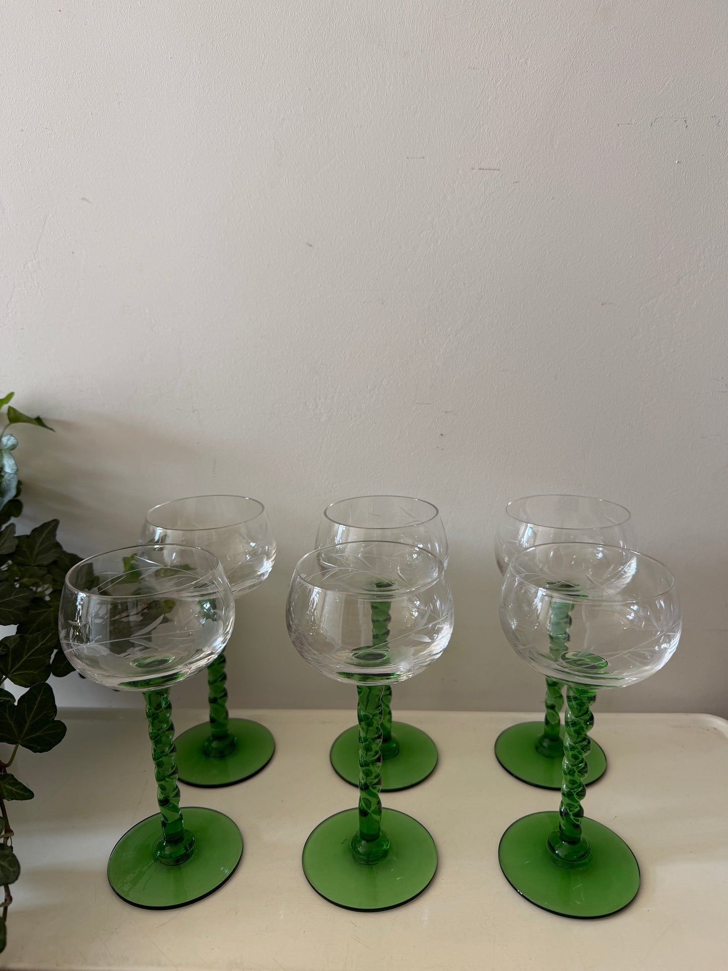 Set van 6 wijnglazen op groene voet