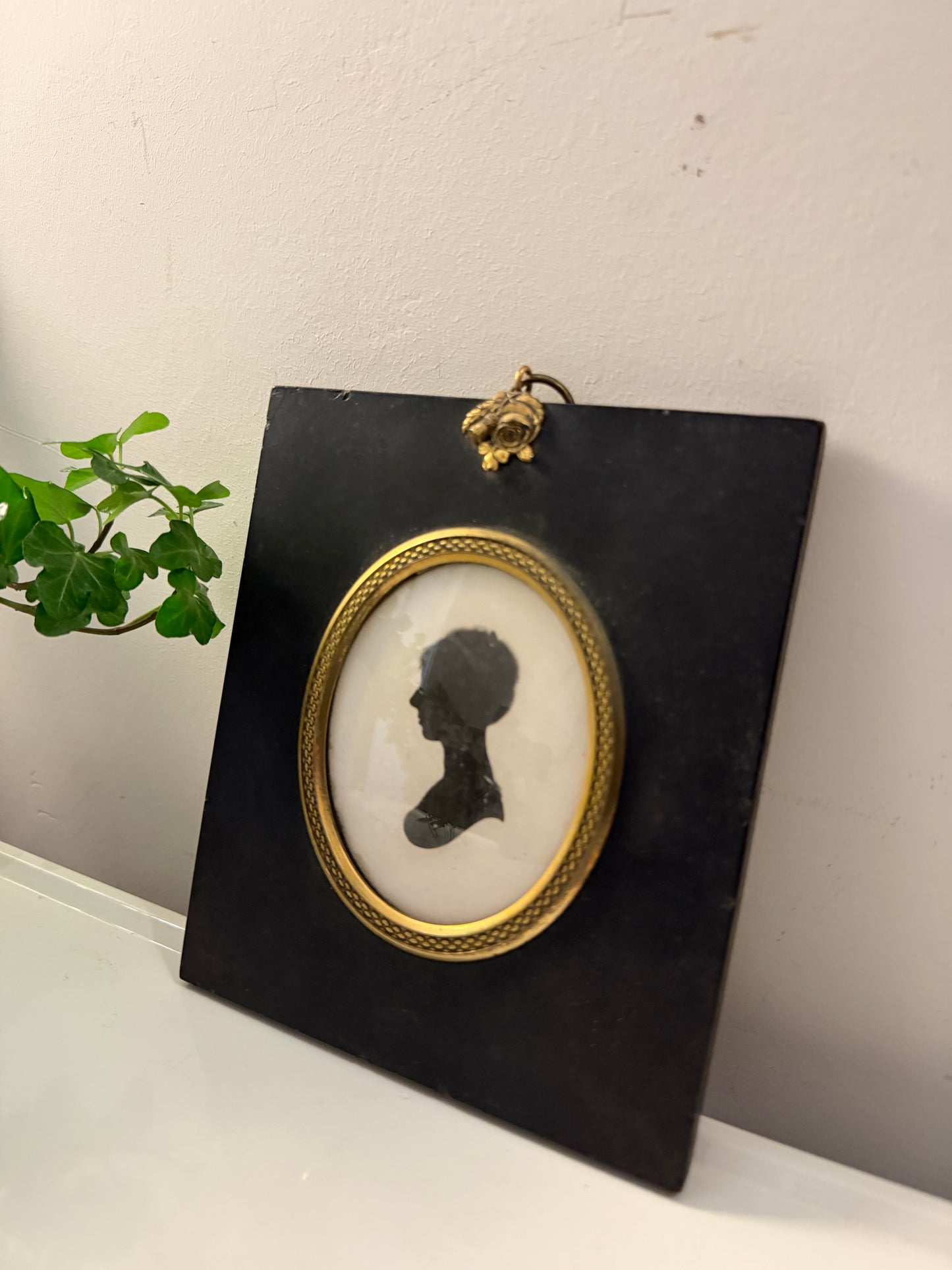 Silhouet portret in zwart lijstje met goudkleurige rand