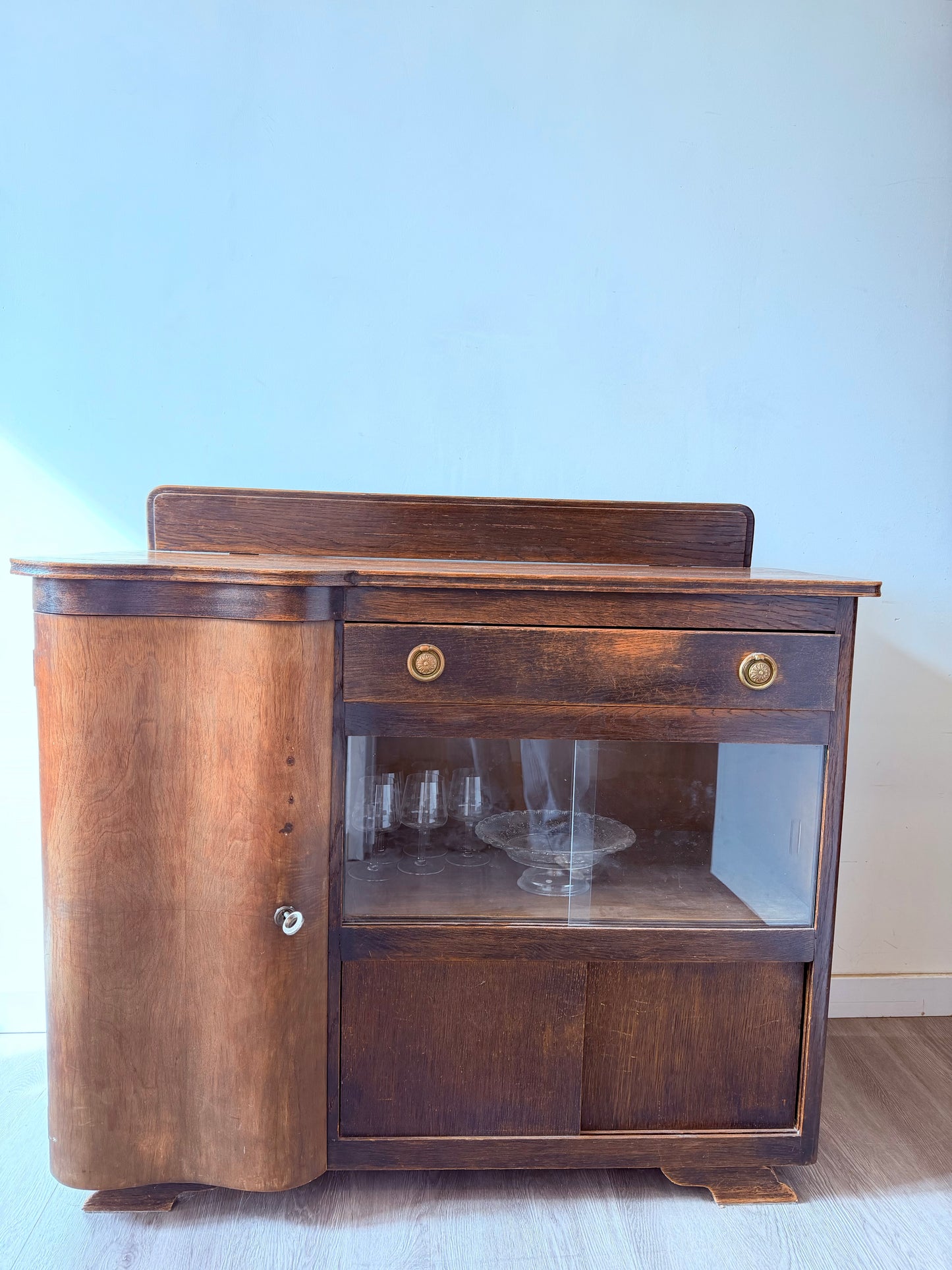 Art Deco kastje met glazen deurtjes