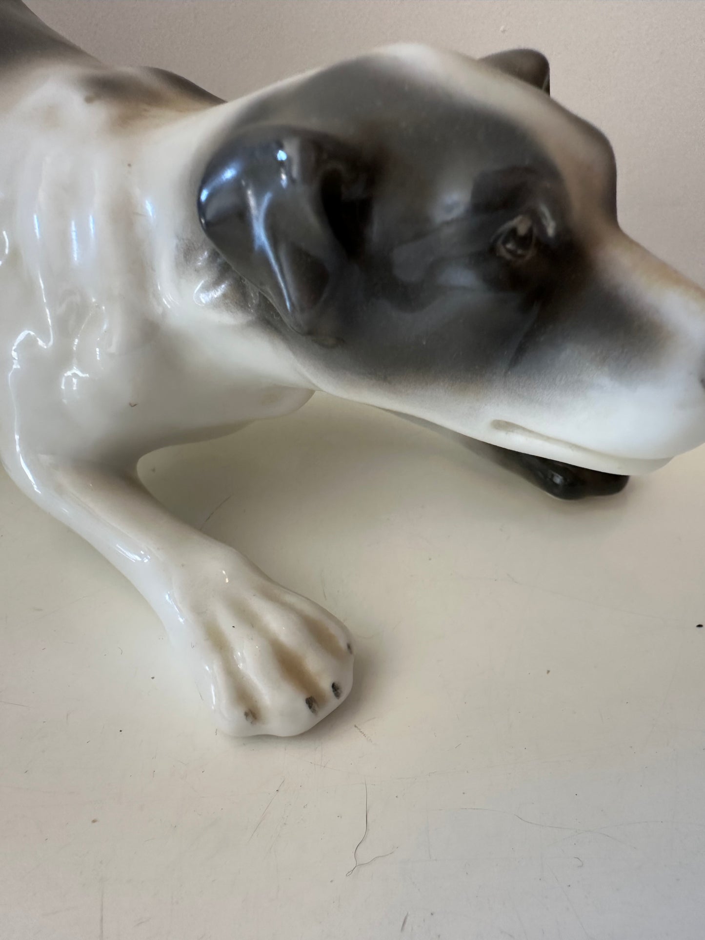 Porseleinen beeldje jachthond