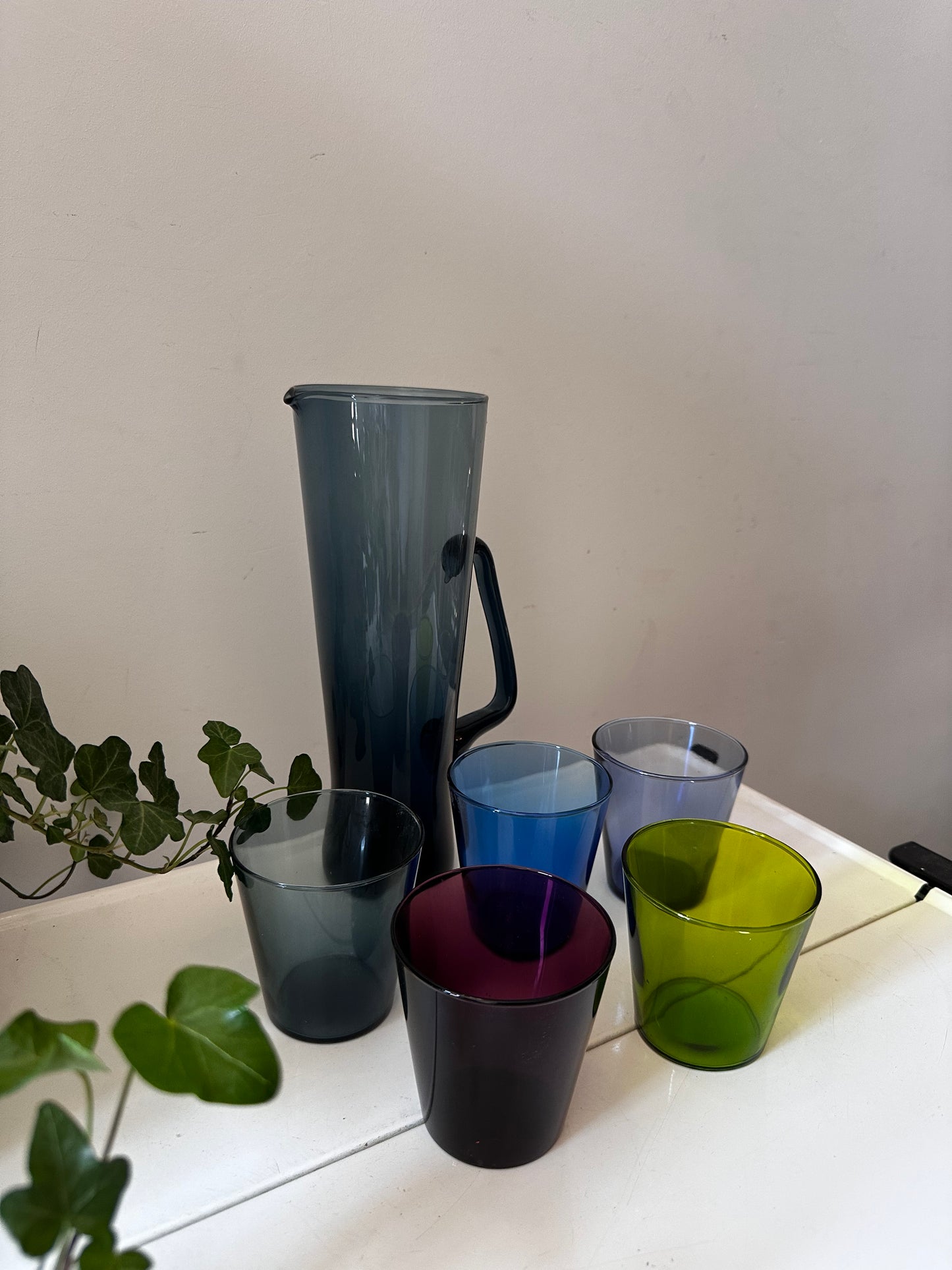 Gekleurde glazen met karaf