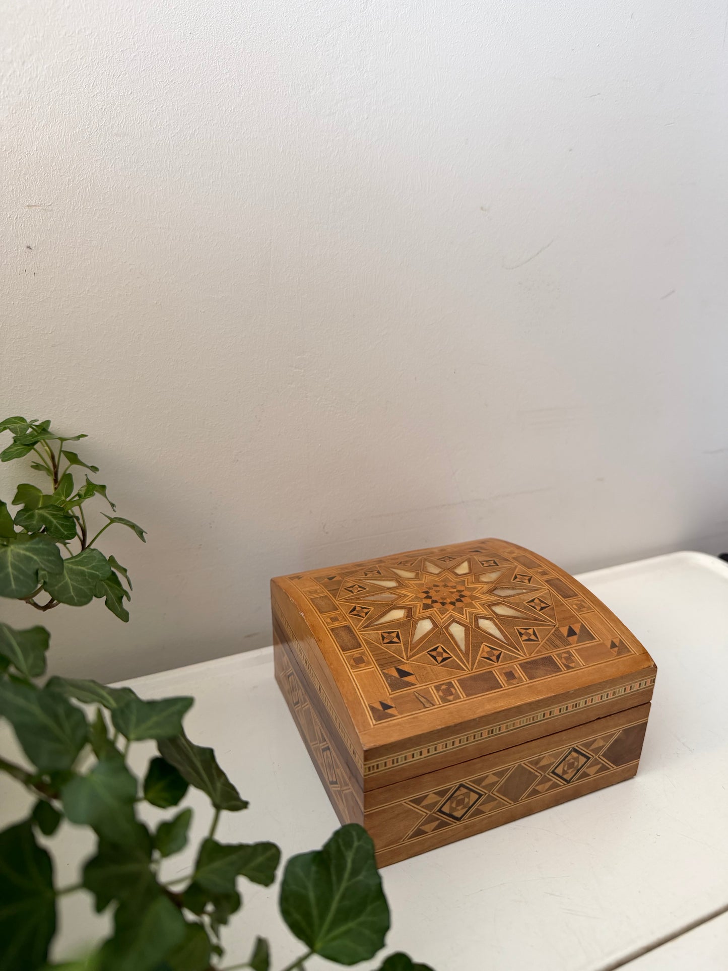Houten bewaardoos met sterpatroon