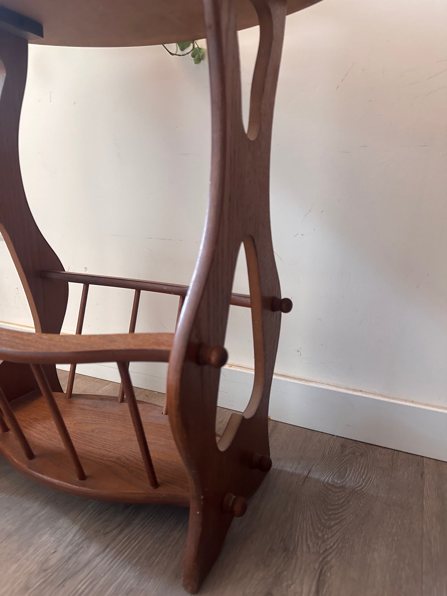 Mid Century bijzettafeltje met krantenrek