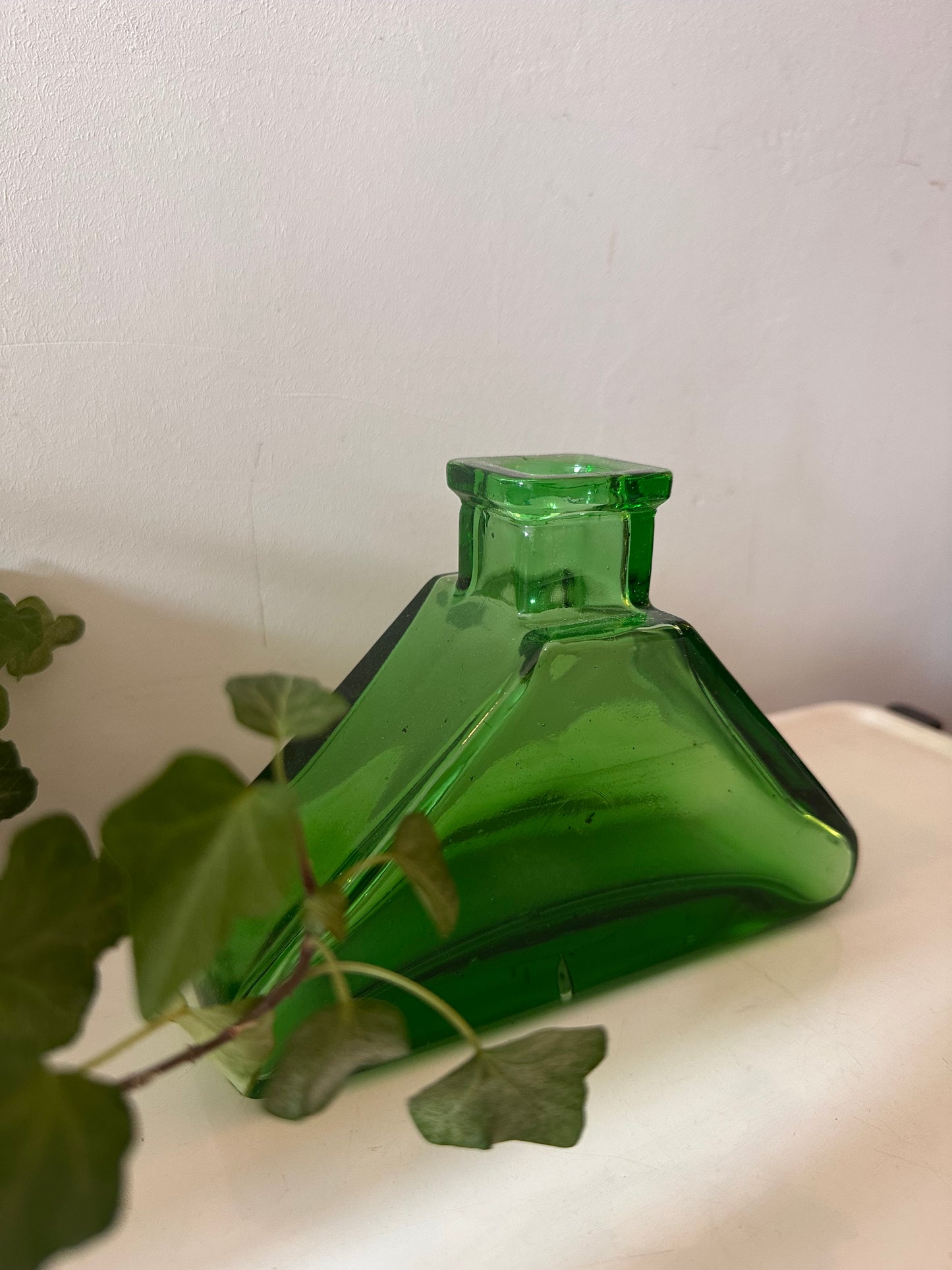 Groene vaasje in driehoek vorm