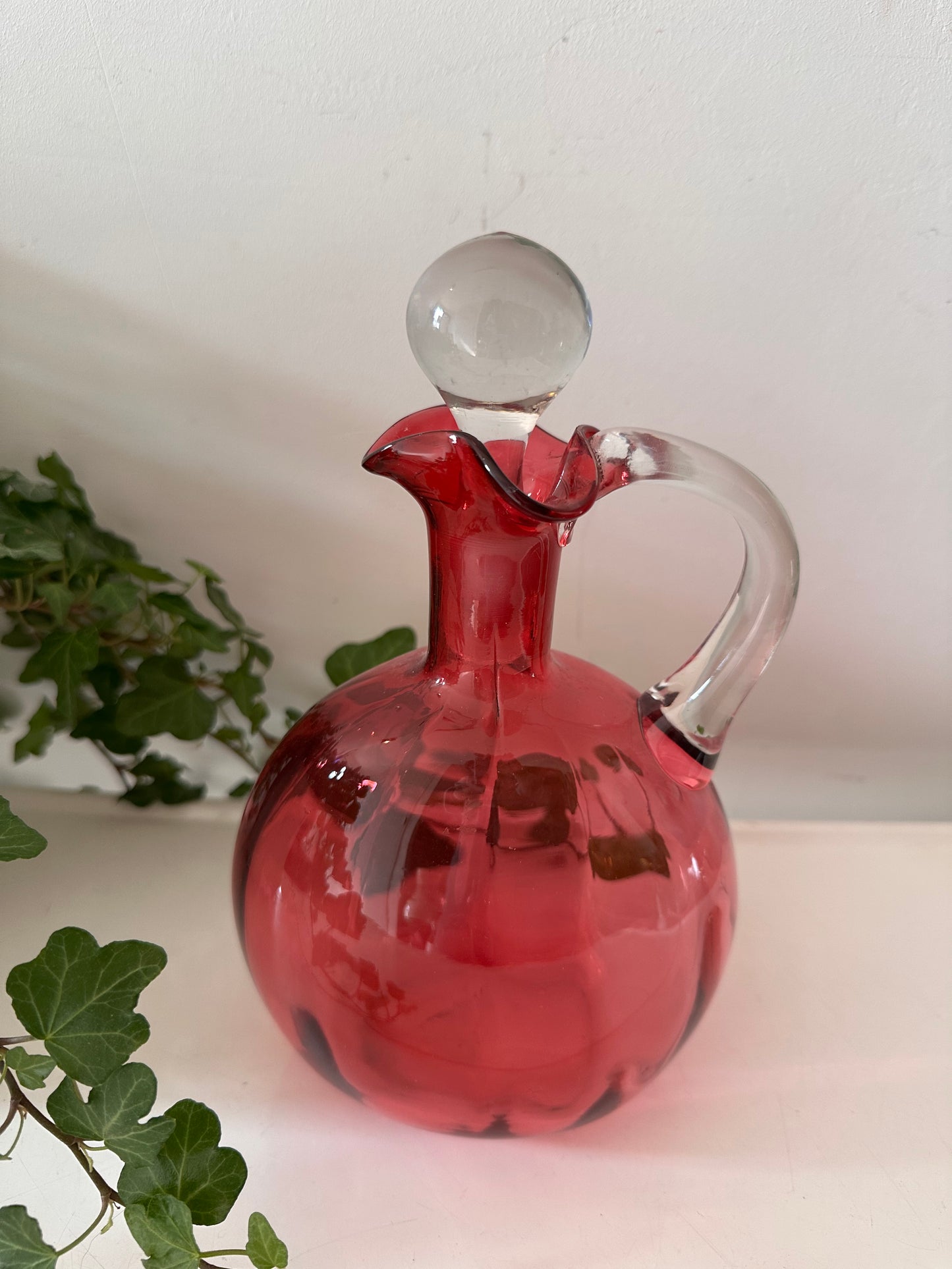 Antieke karaf handgeblazen cranberry glas