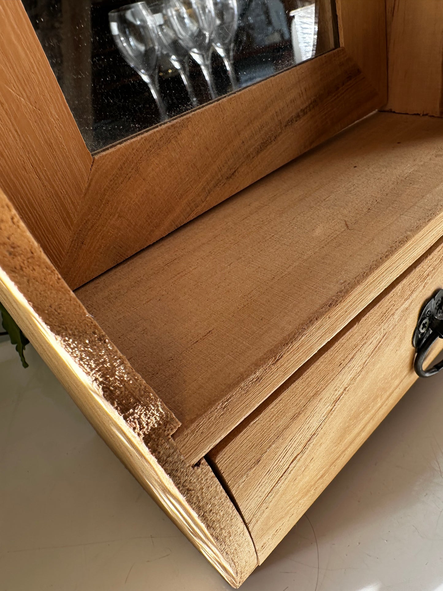 Houten tafelspiegeltje met lade