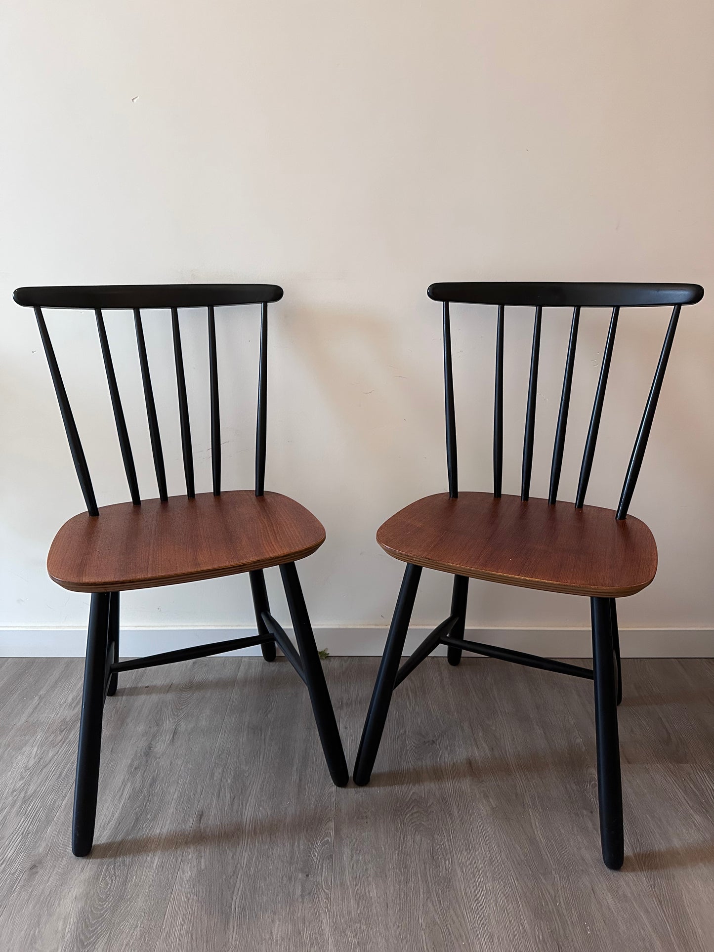 2 zestiger jaren spijlstoelen