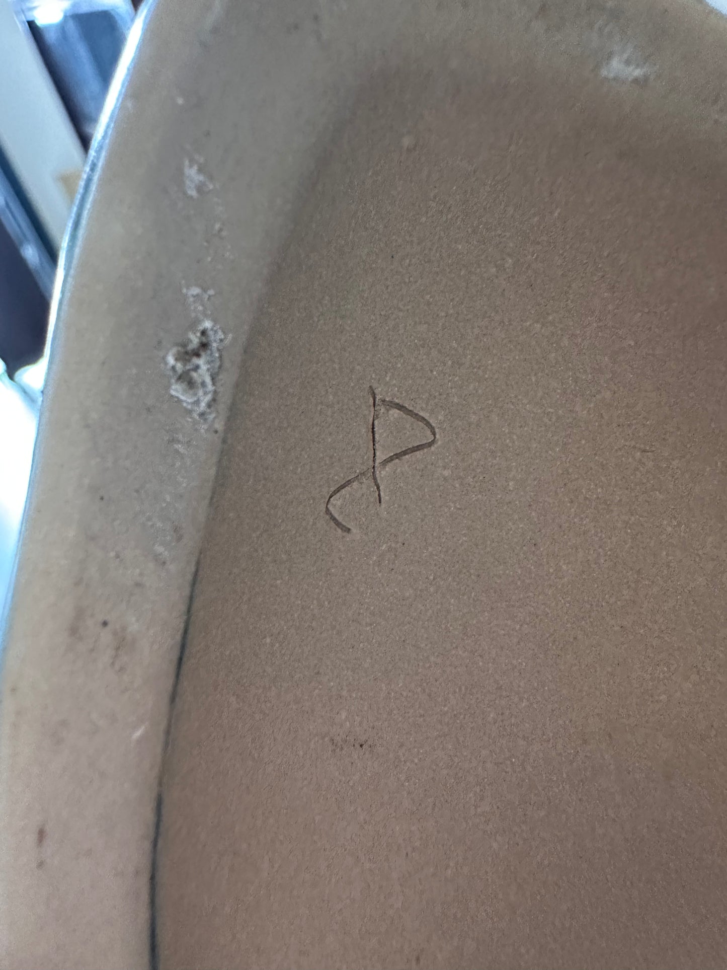 Art Deco beeld van zittende vrouw