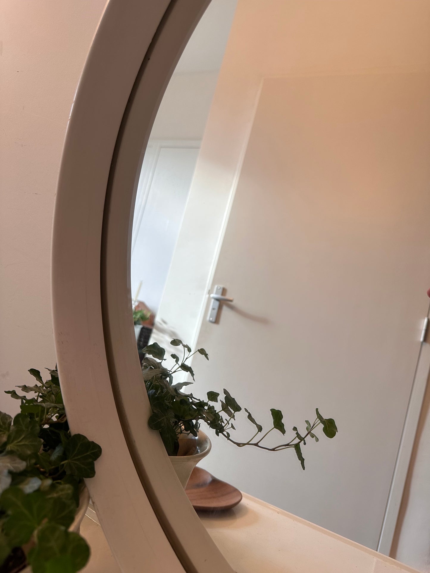 Jaren 70 rond spiegel met witte lijst