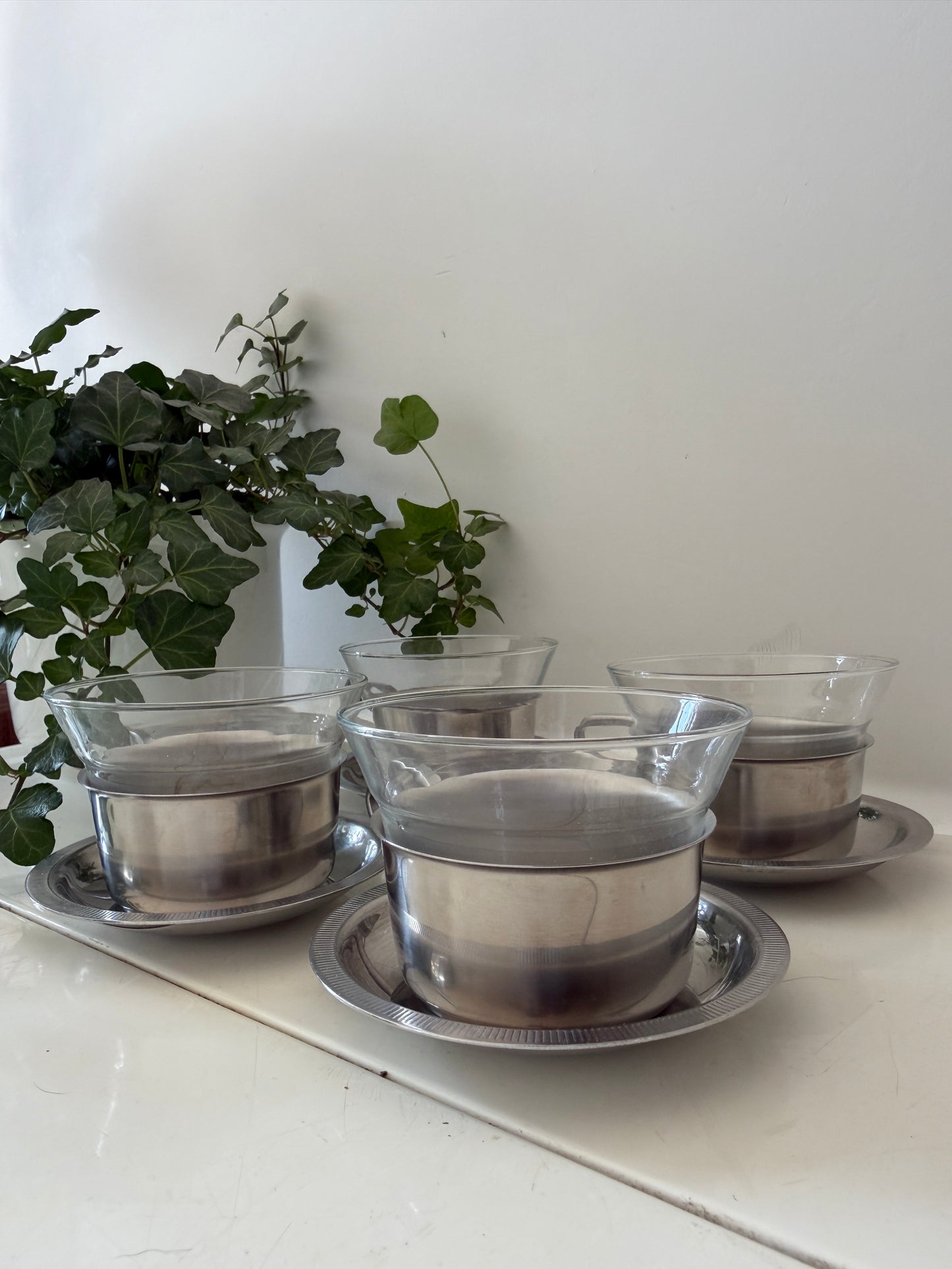 Set van 4 theeglazen in chroom houder en chroom schotel