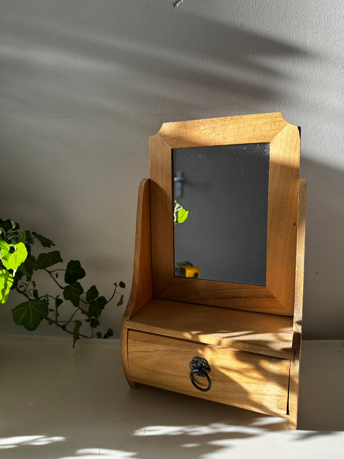 Houten tafelspiegeltje met lade