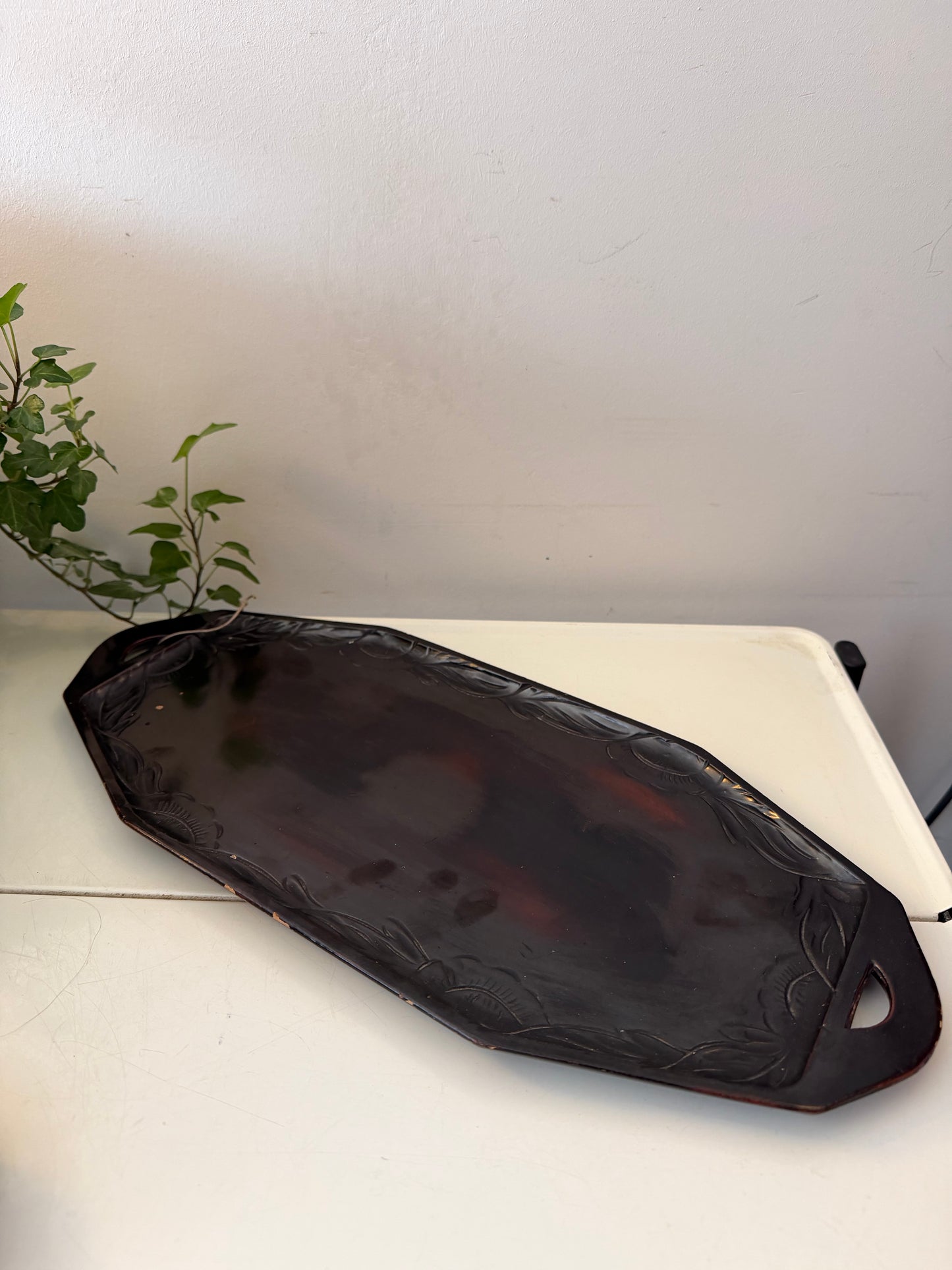 Langwerpig houten dienblad met uitgesneden grepen