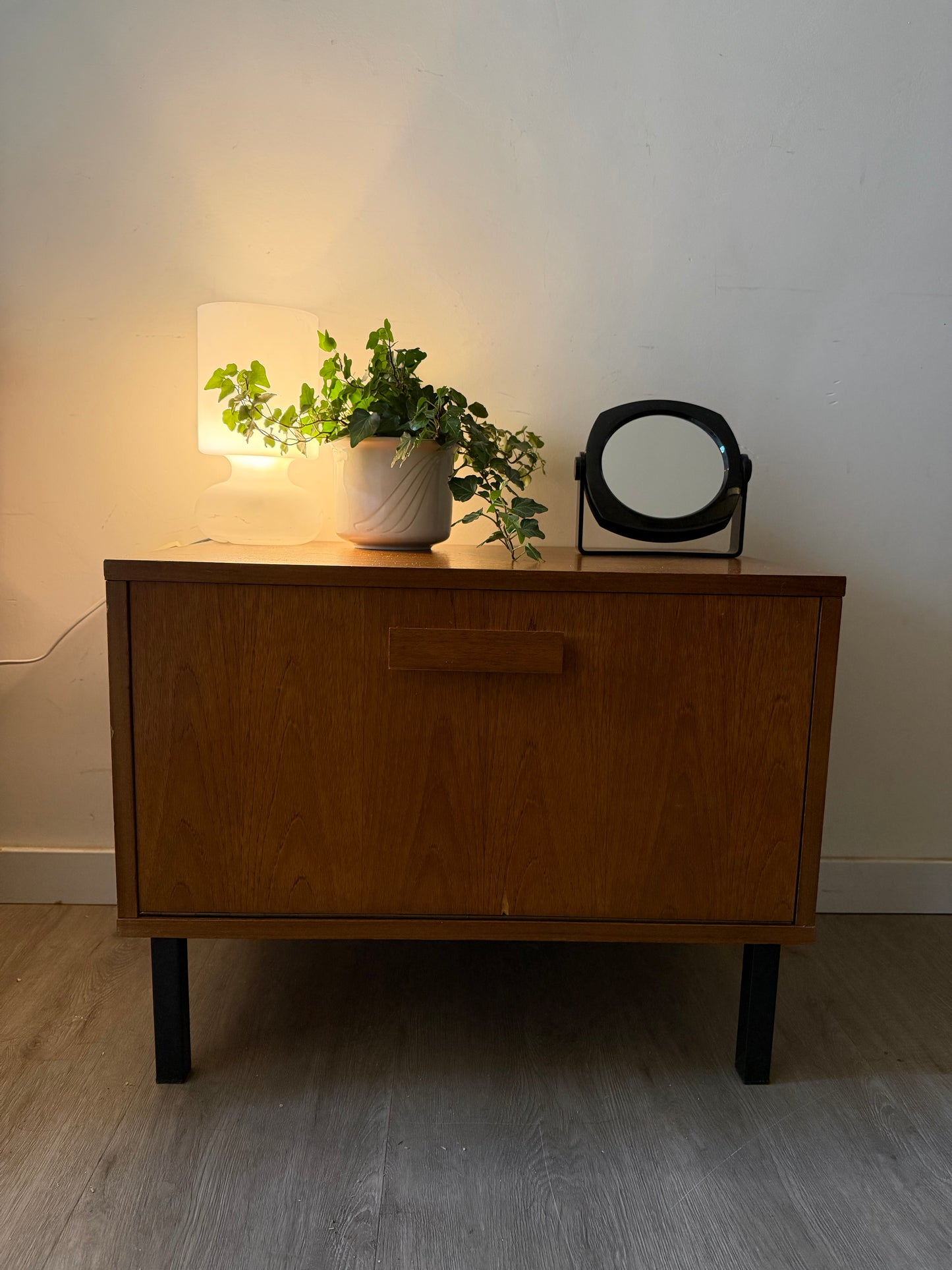 Mid Century klepkastje op pootjes