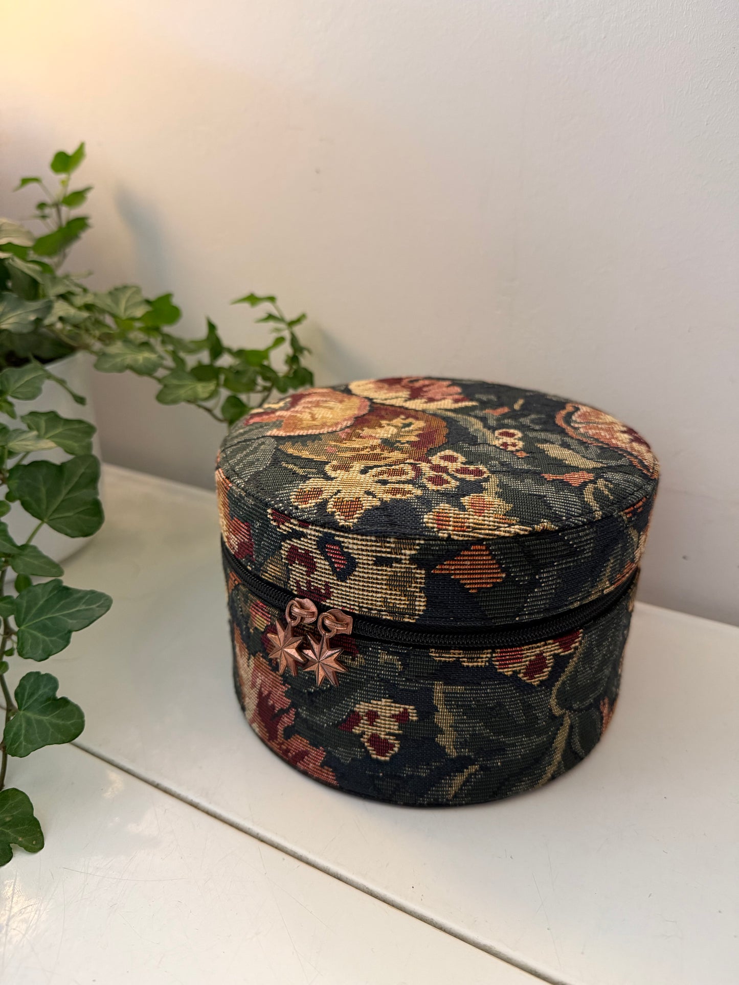 Vintage sieradendoos rond stof