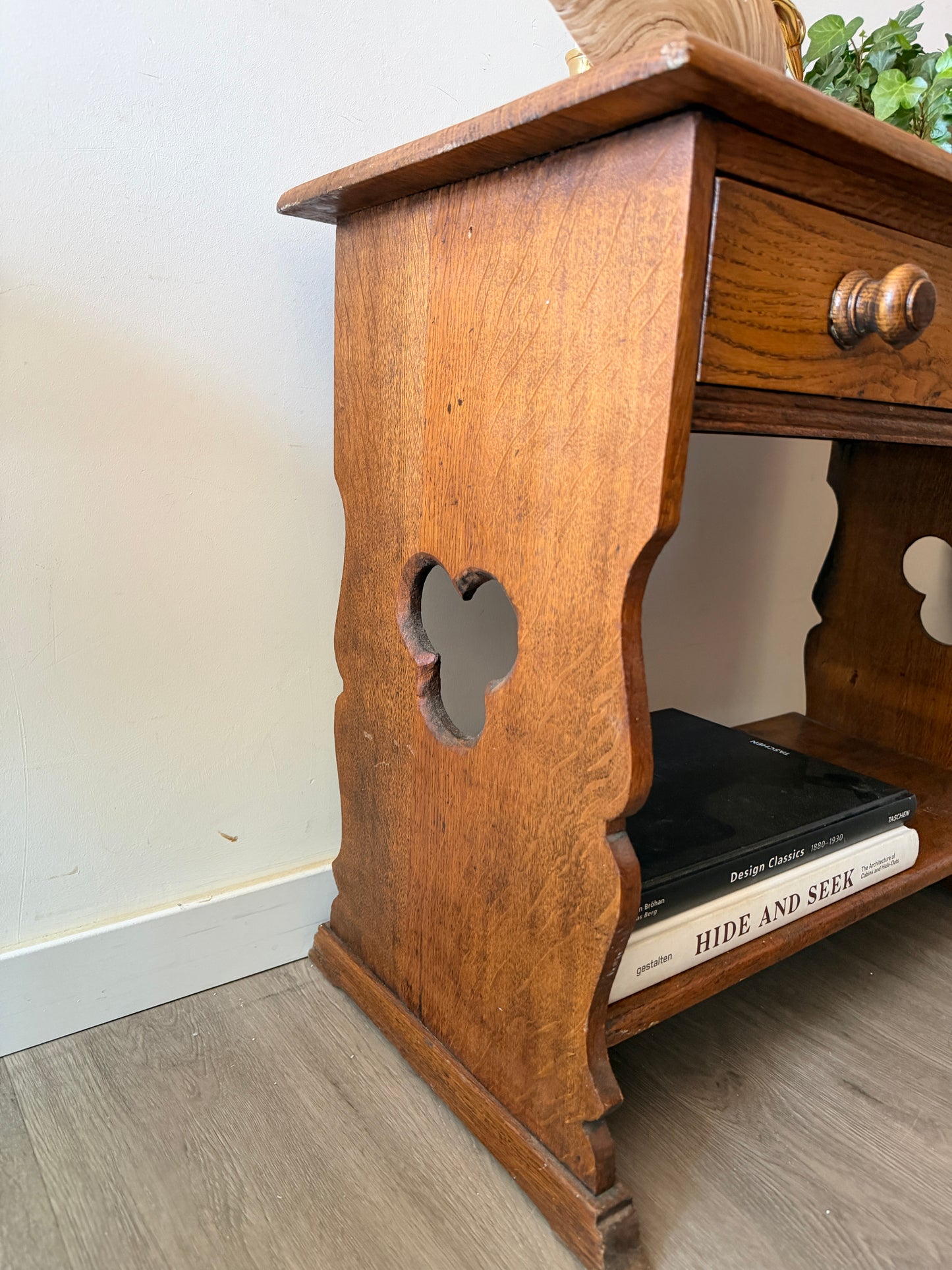 Houten tafeltje met laatje