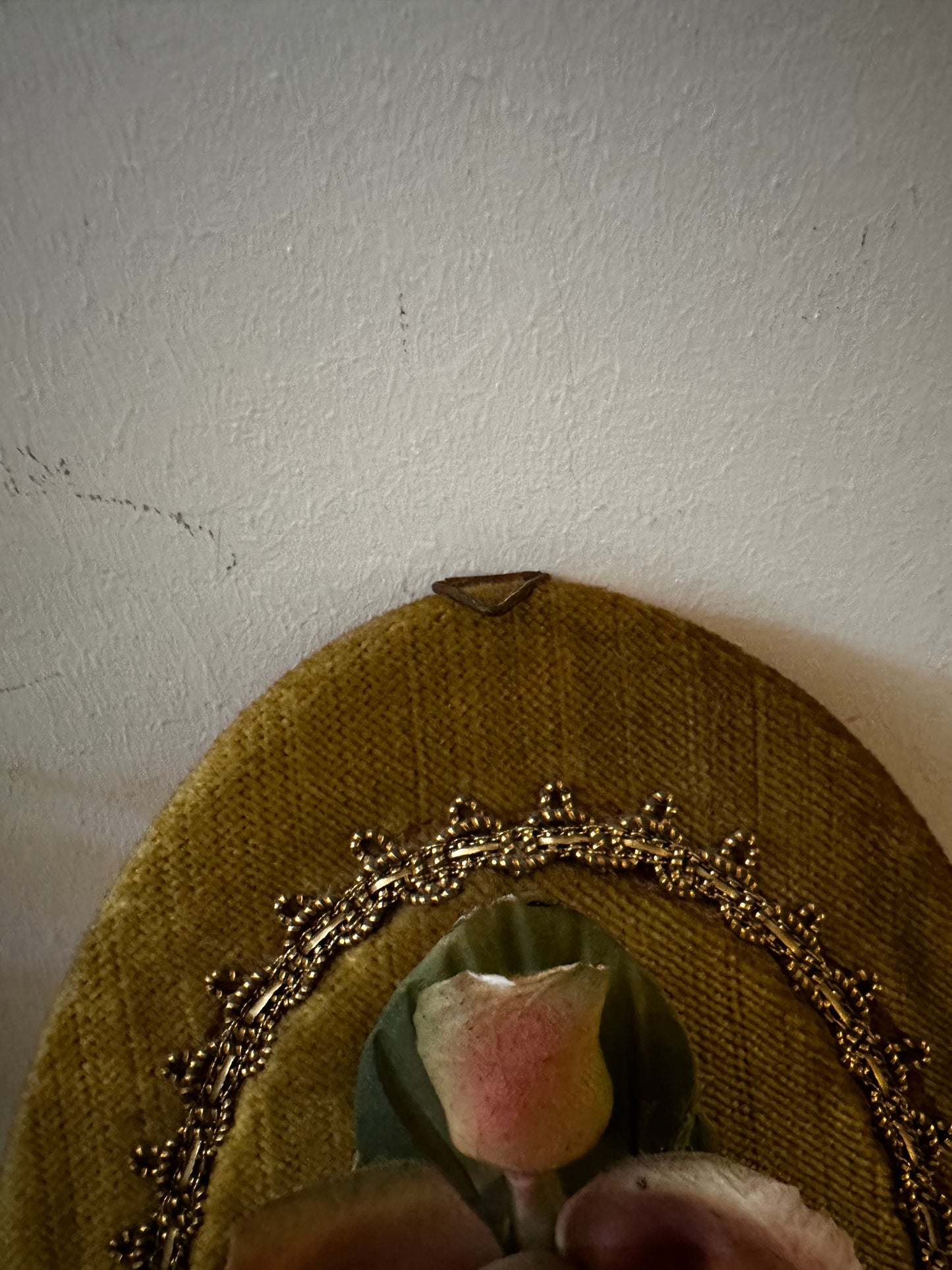 Wanddecoratie met keramieken bloem