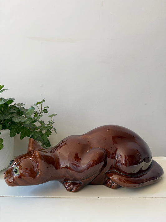 Glanzende keramieken beeld van poes liggend