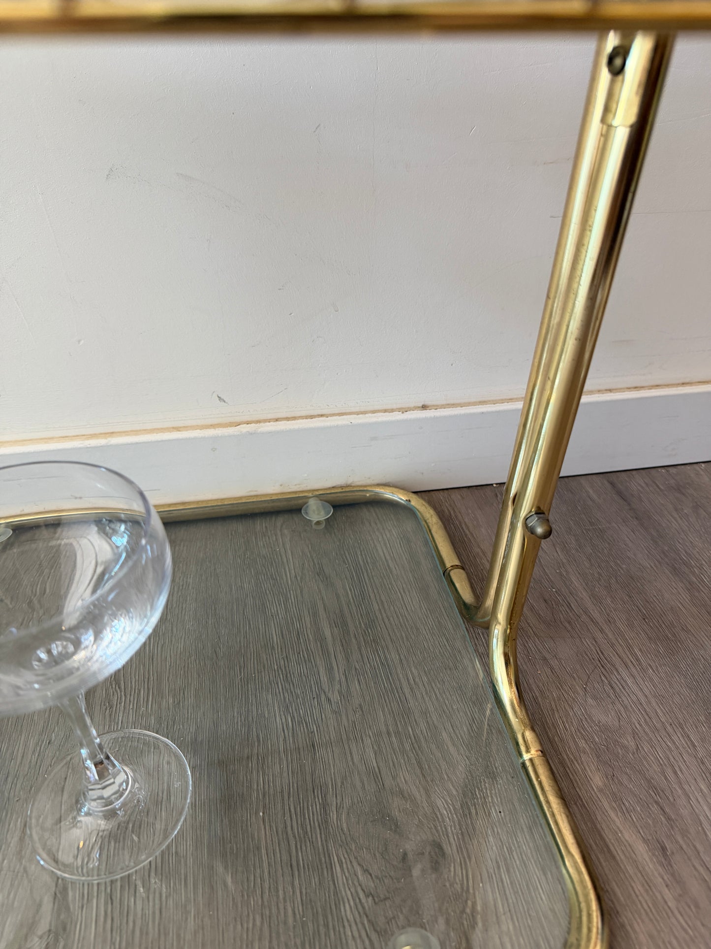 Hollywood Regency bijzettafeltje van messing en glas