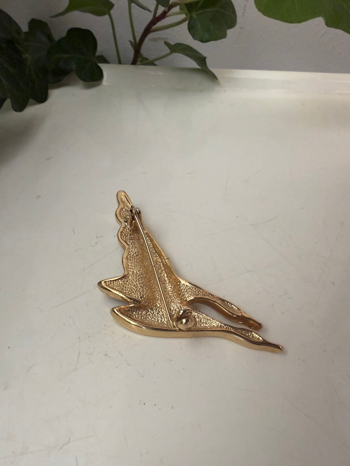 Broche met twee zwanen in zwart en goud kleur