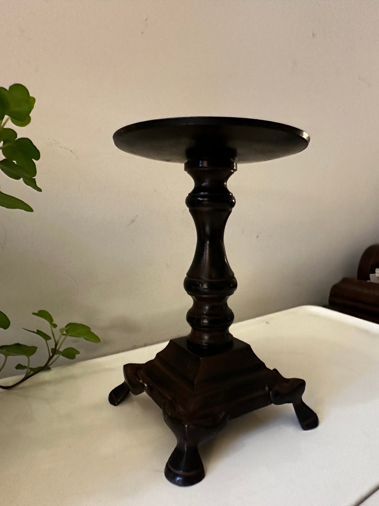 Donkerbruine kandelaar op vierkante voer