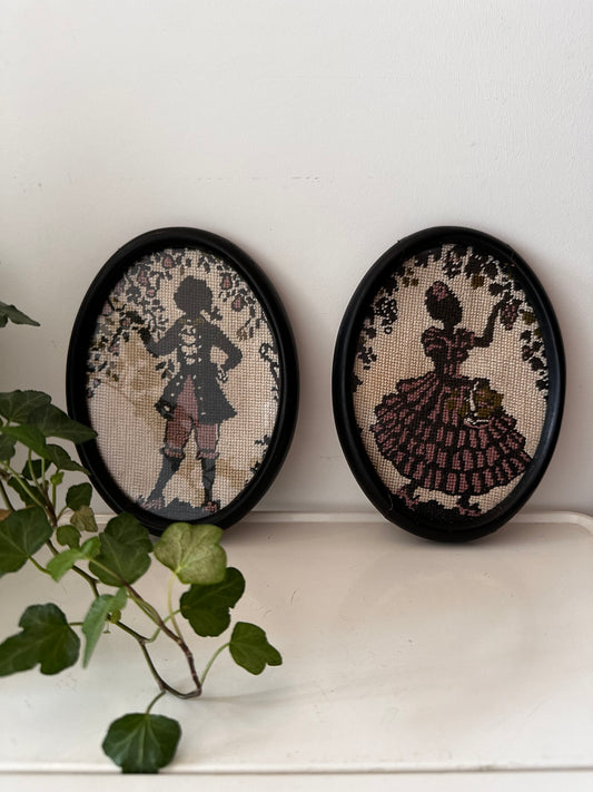 Twee vintage borduurwerkjes in lijstje