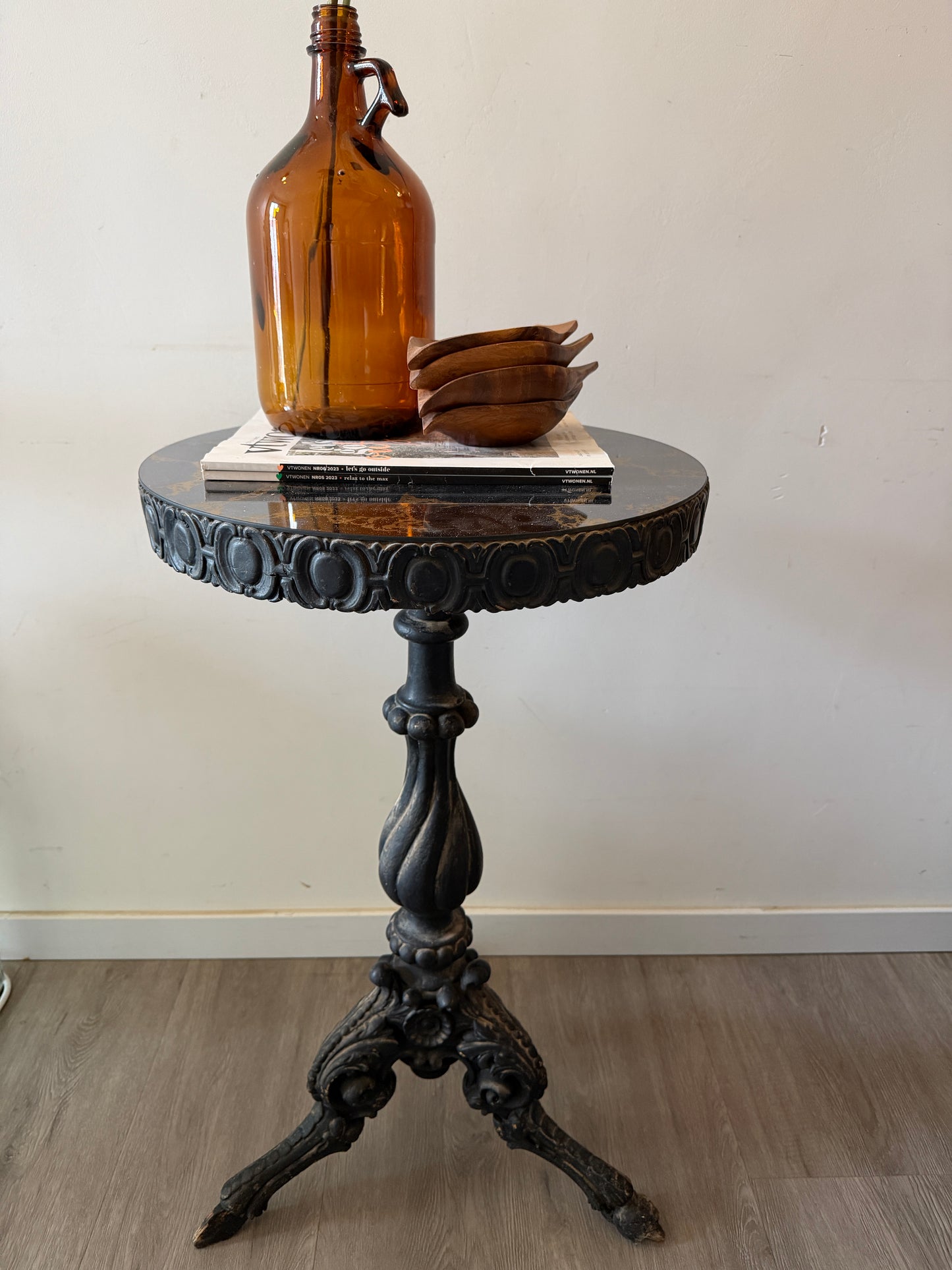 Zwart houten bijzettafeltje