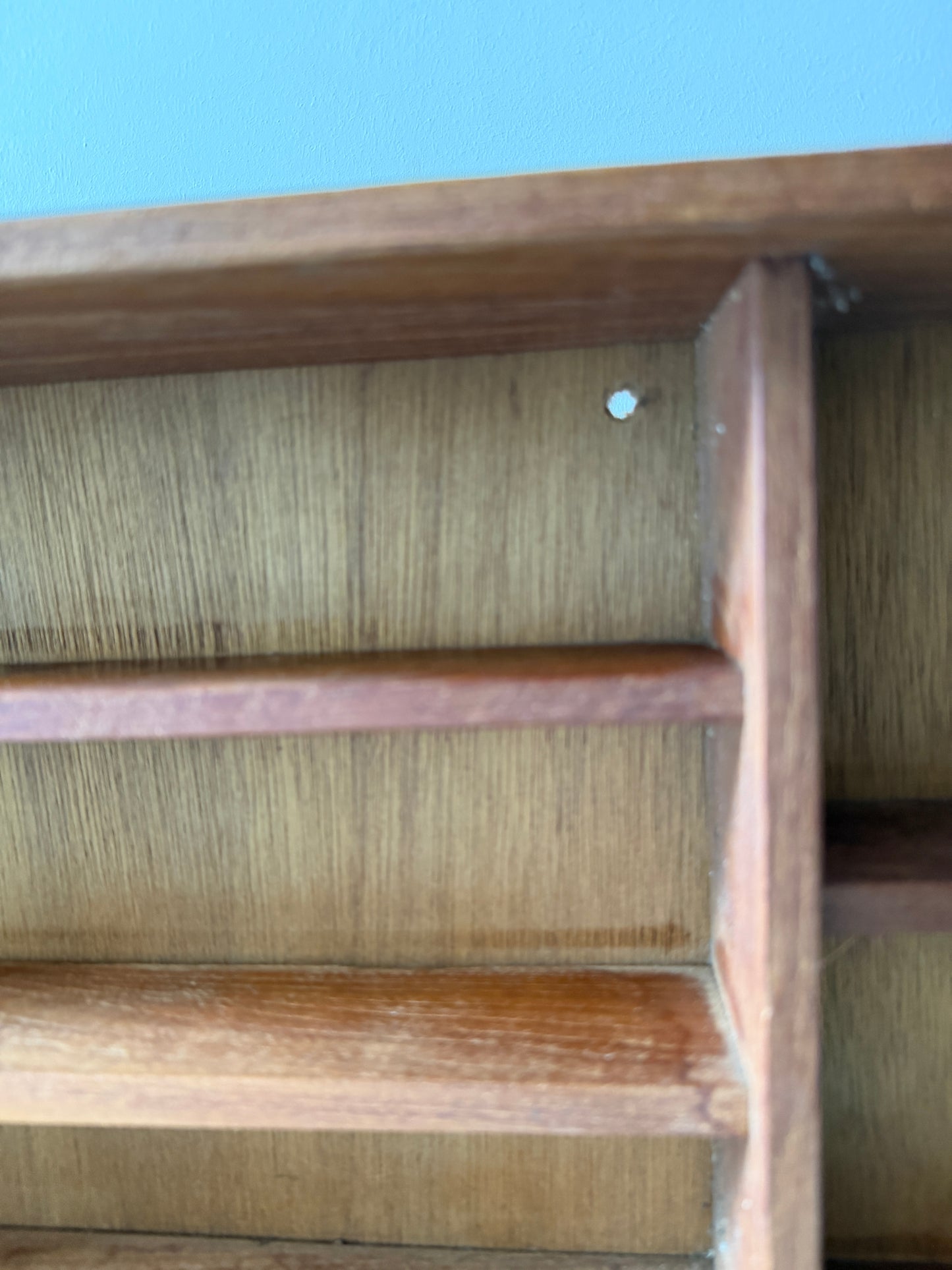 Houten letterbak wandrek