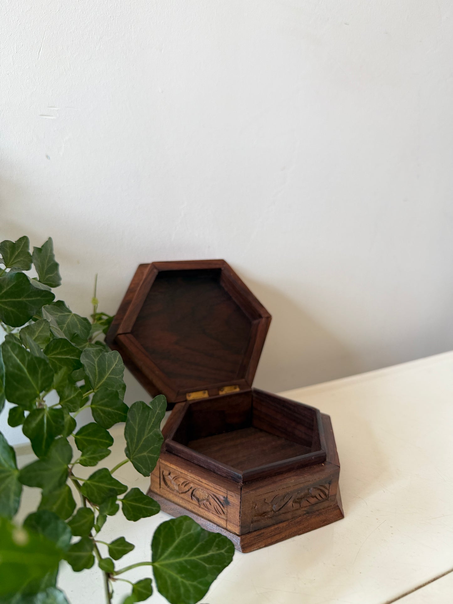 Zeskantig houten bewaardoosje